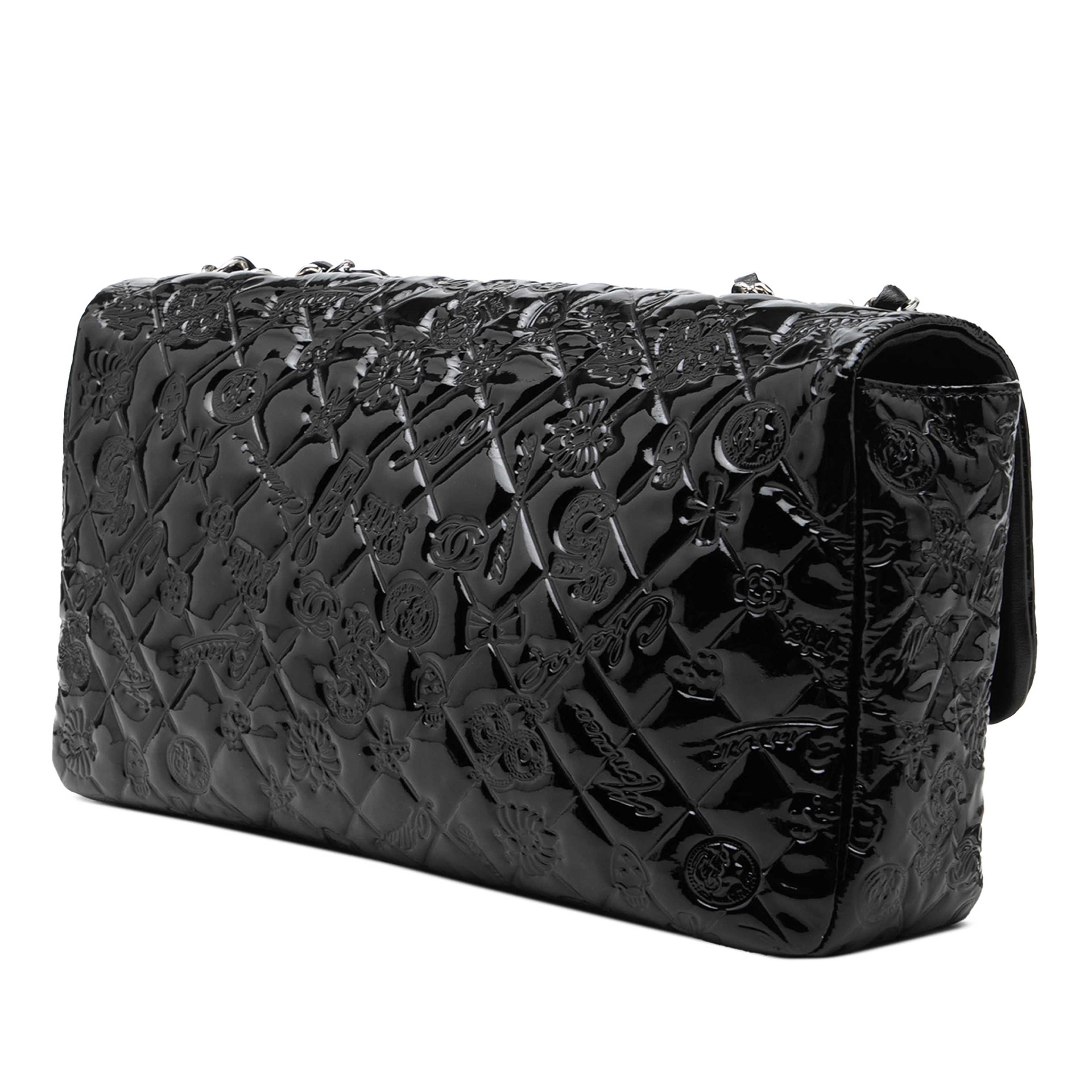 Chanel Jumbo Patent Embossed Lucky Symbols Flap, från Luxclusif, i färgen svart. Klicka för att öppna bilden i stort format