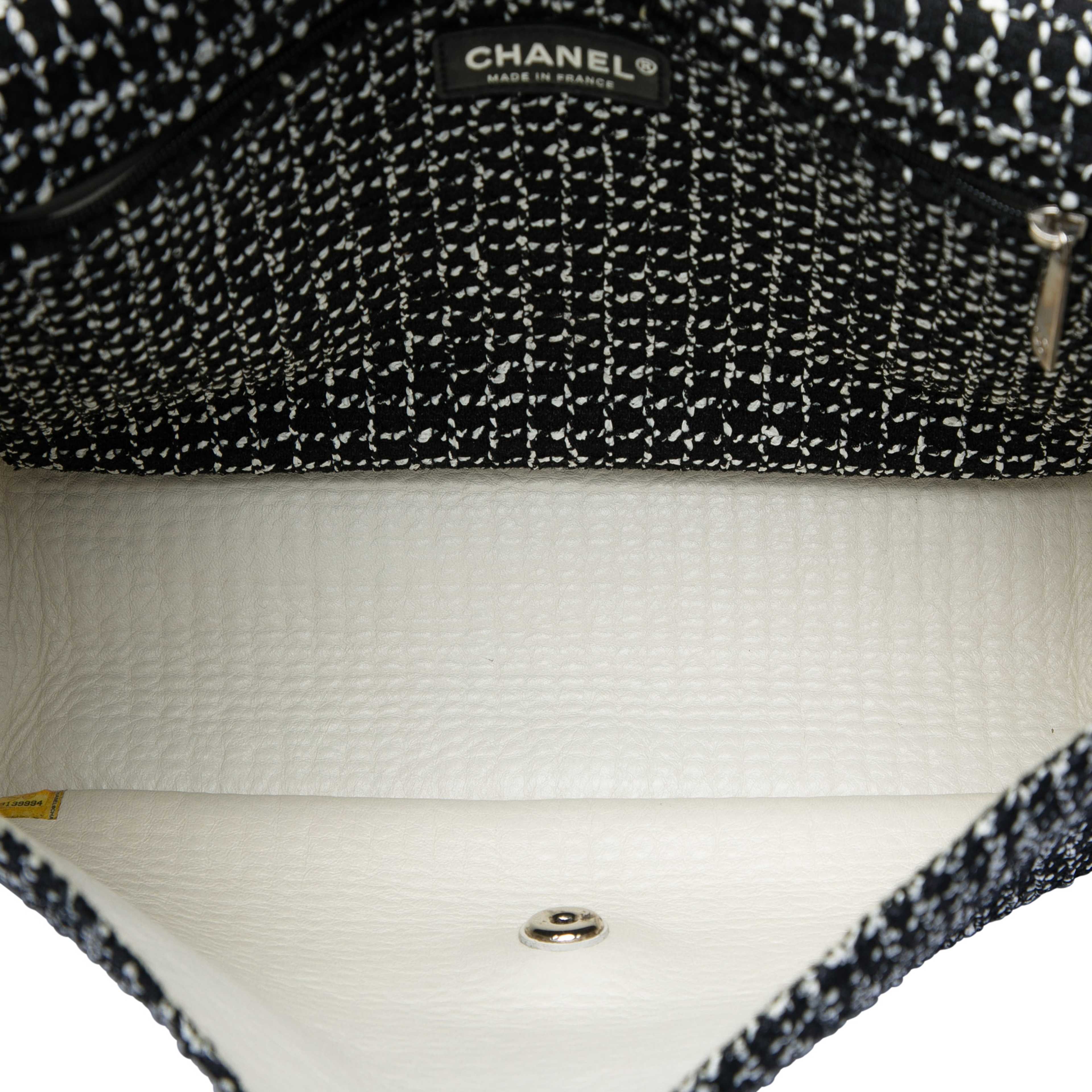 Chanel Jumbo Classic Tweed And Calfskin Single Flap, från Luxclusif, i färgen svart. Klicka för att öppna bilden i stort format