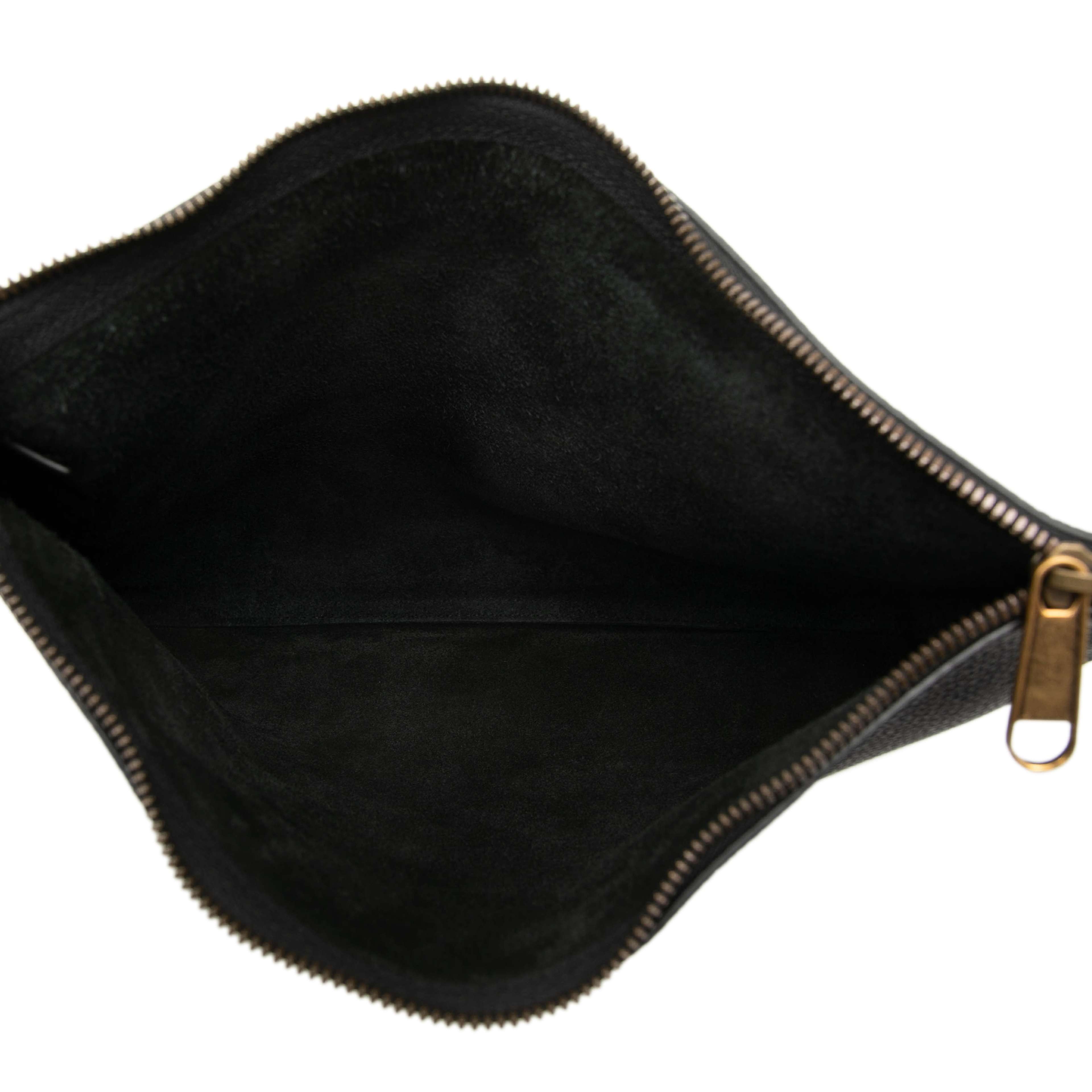 Gucci Medium Calfskin Logo Portfolio Clutch, från Luxclusif, i färgen svart. Klicka för att öppna bilden i stort format