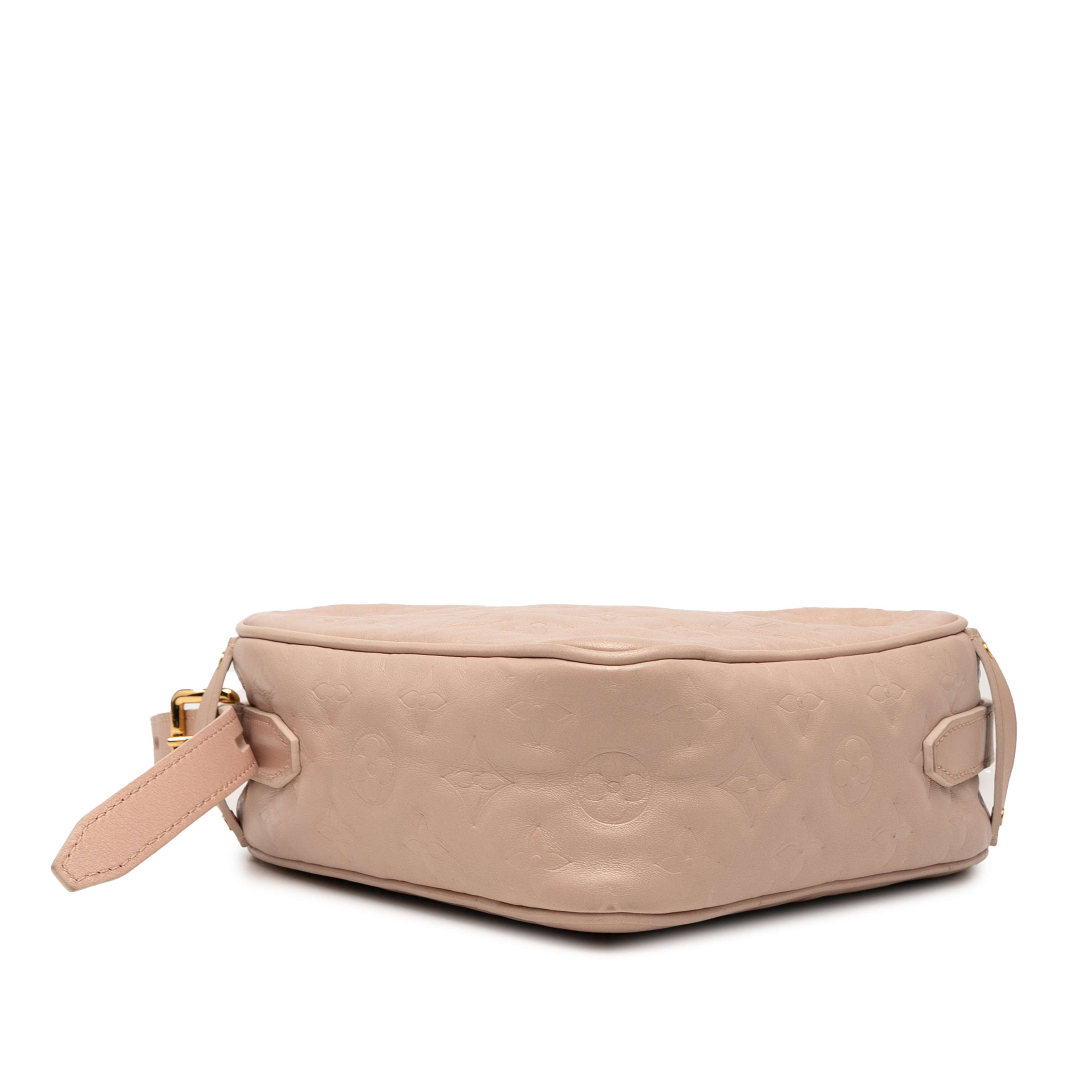 Louis Vuitton Monogram Embossed Lambskin Fall In Love Sac Coeur, från Luxclusif, i färgen rosa. Klicka för att öppna bilden i stort format