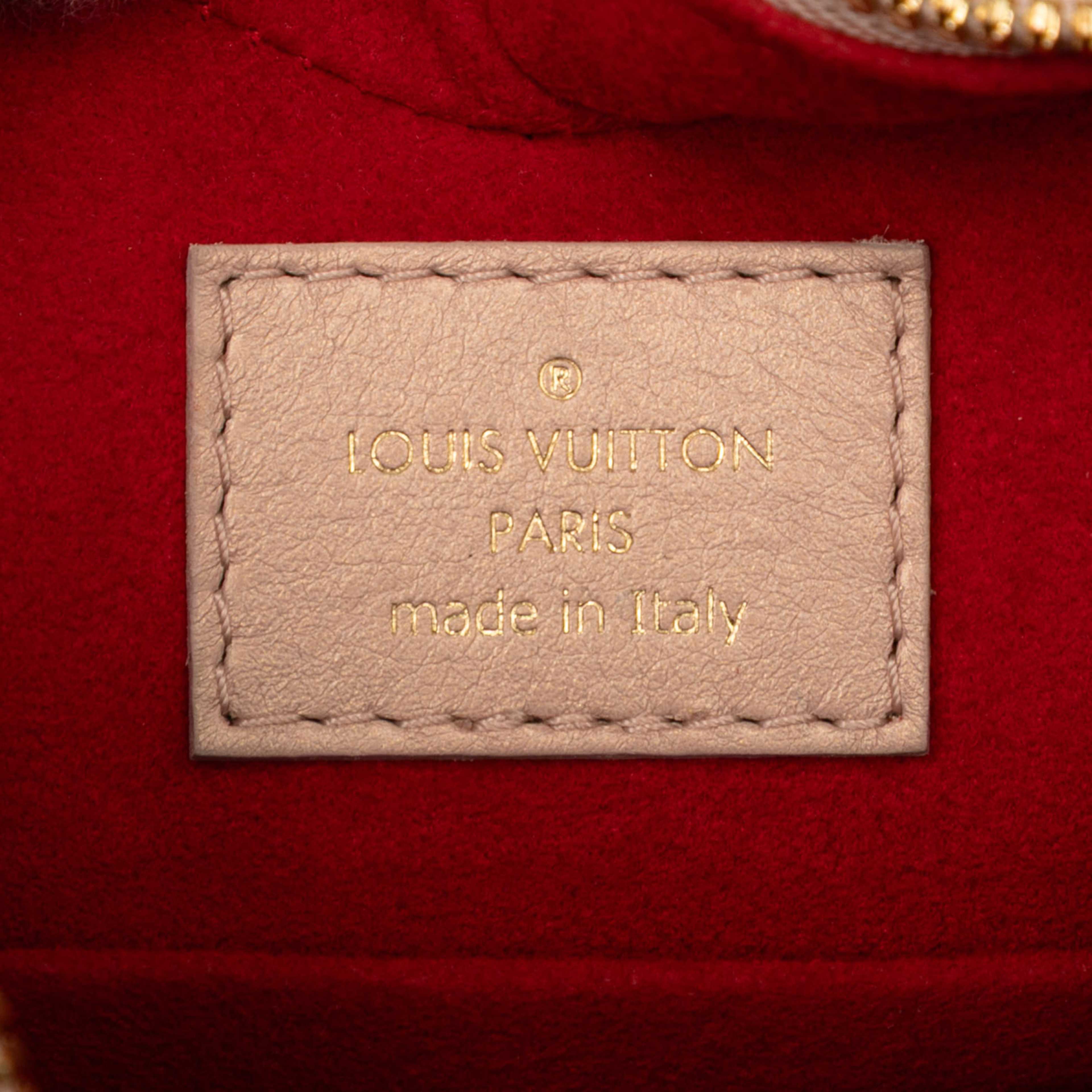 Louis Vuitton Monogram Embossed Lambskin Fall In Love Sac Coeur, från Luxclusif, i färgen light pink. Klicka för att öppna bilden i stort format