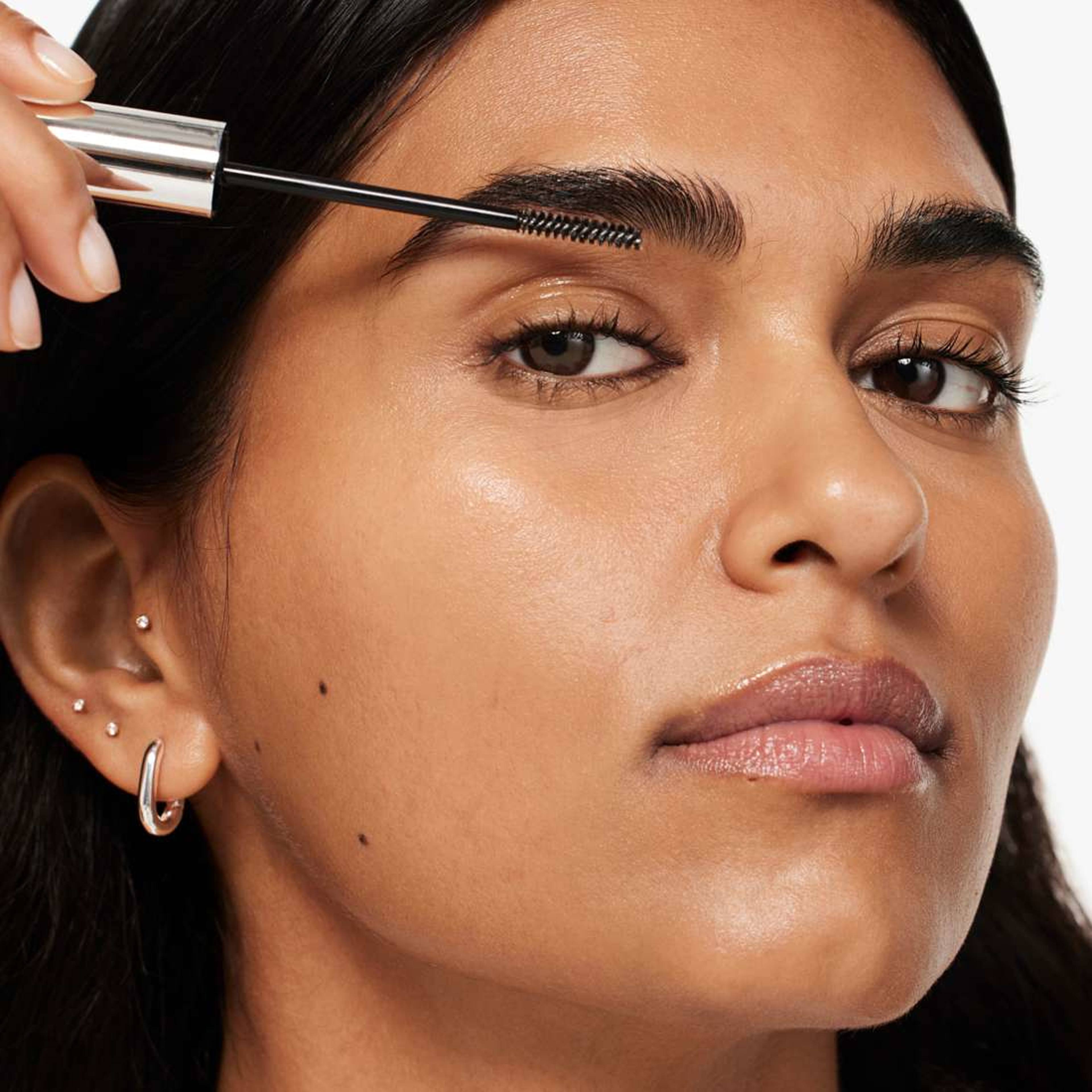 Just Browsing Clear Sculpting Gel Clear, från Clinique, i färgen Clear. Klicka för att öppna bilden i stort format