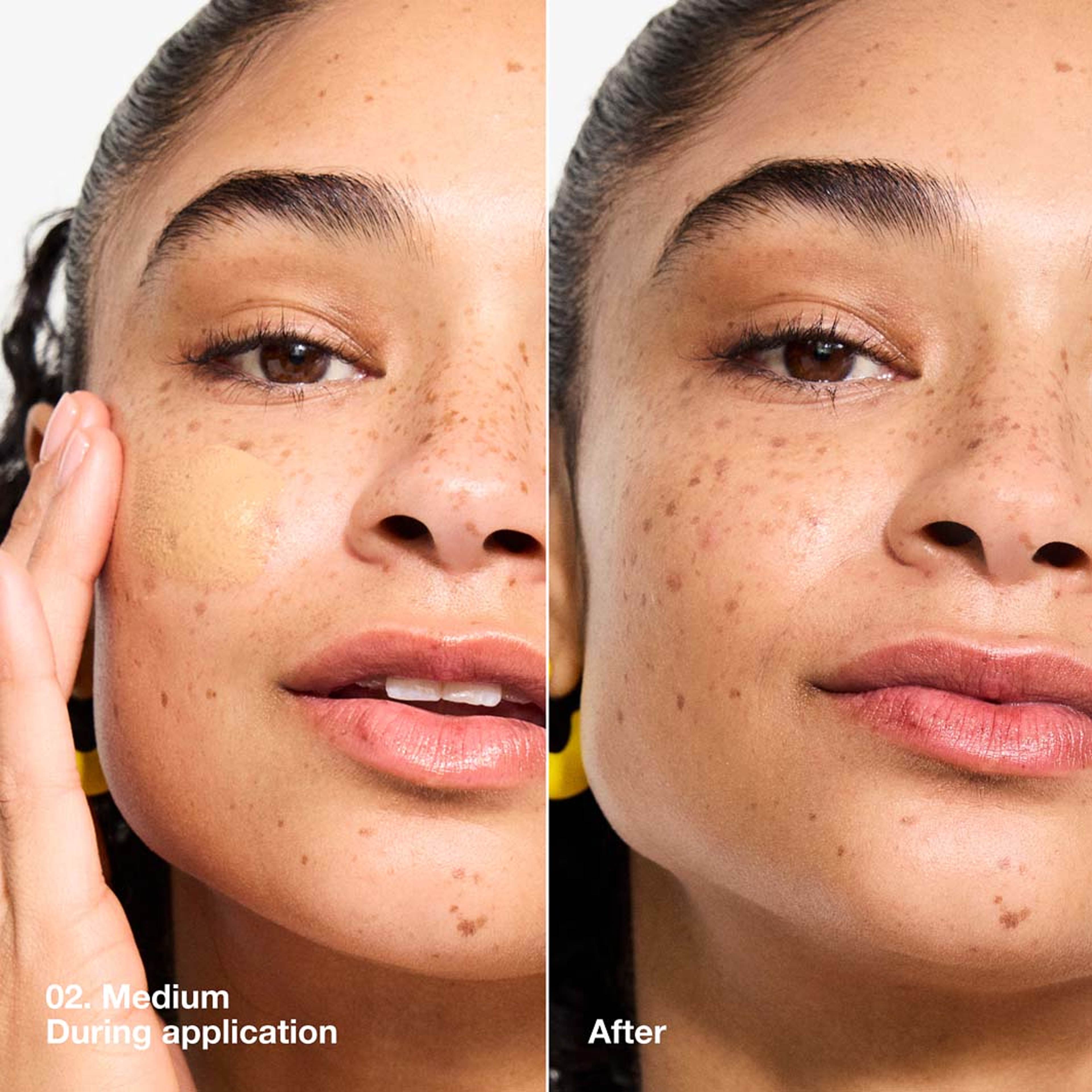 UV Solutions Brightening + Tinted Sunscreen SPF 50, från Clinique, i färgen Medium. Klicka för att öppna bilden i stort format