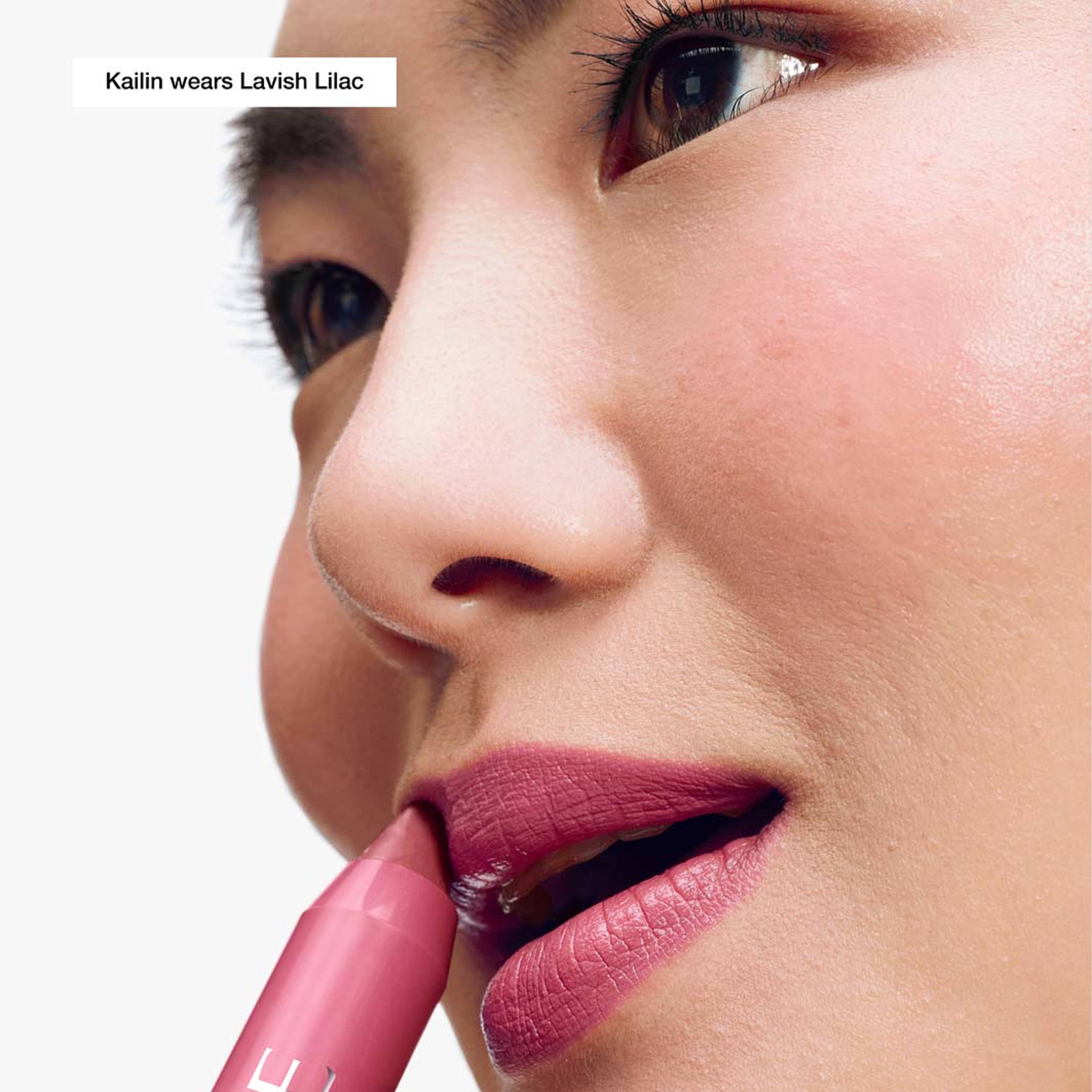 Chubby Stick Moisturizing Lip Color Balm, från Clinique, i färgen Lavish Lilac. Klicka för att öppna bilden i stort format