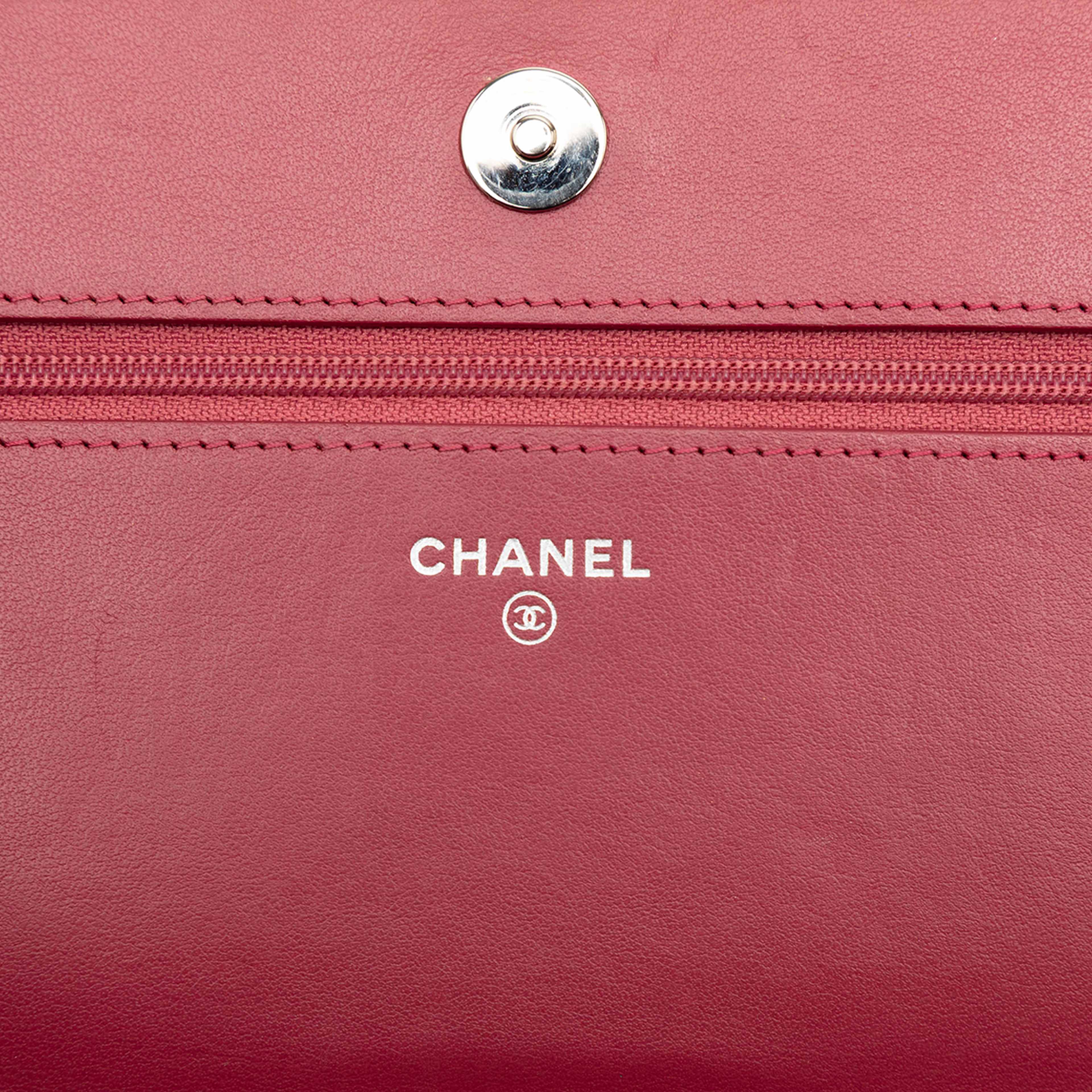 Chanel Cc Embossed Lambskin Camellia Wallet On Chain, från Luxclusif, i färgen dark pink. Klicka för att öppna bilden i stort format