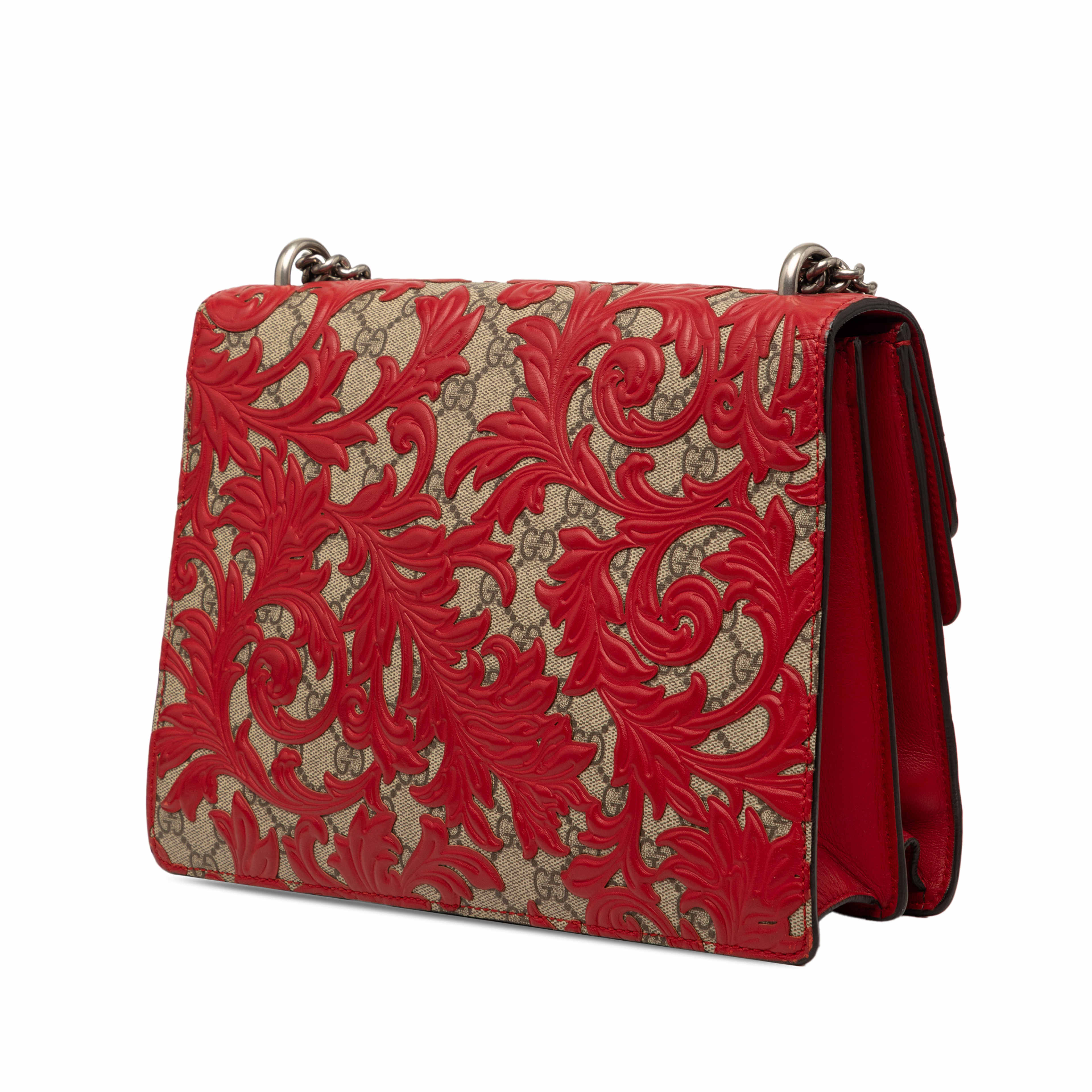 Gucci Medium Gg Supreme Blooms Dionysus Shoulder Bag, från Luxclusif, i färgen röd. Klicka för att öppna bilden i stort format