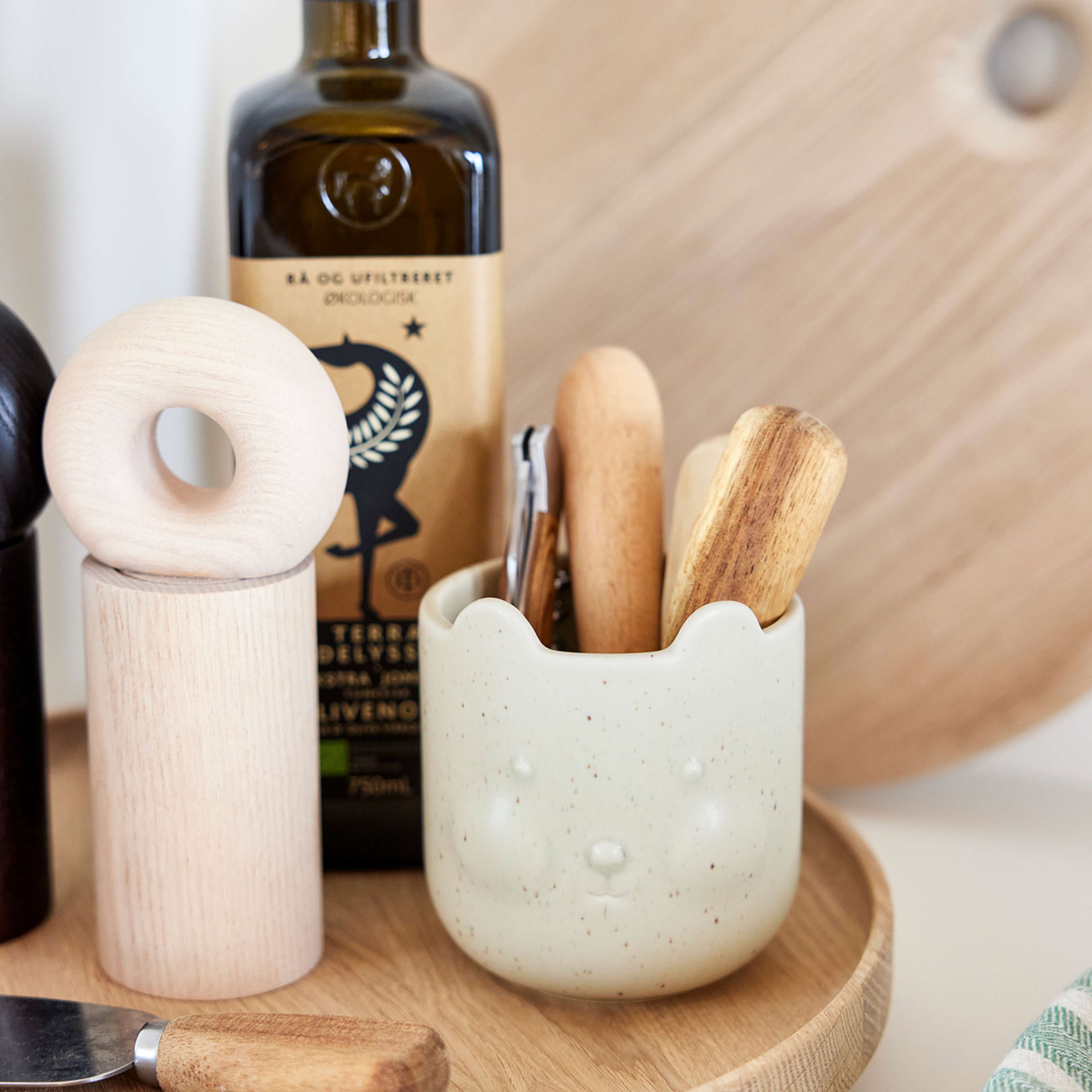Bear Pot, från OYOY Mini, i färgen reactive olive. Klicka för att öppna bilden i stort format
