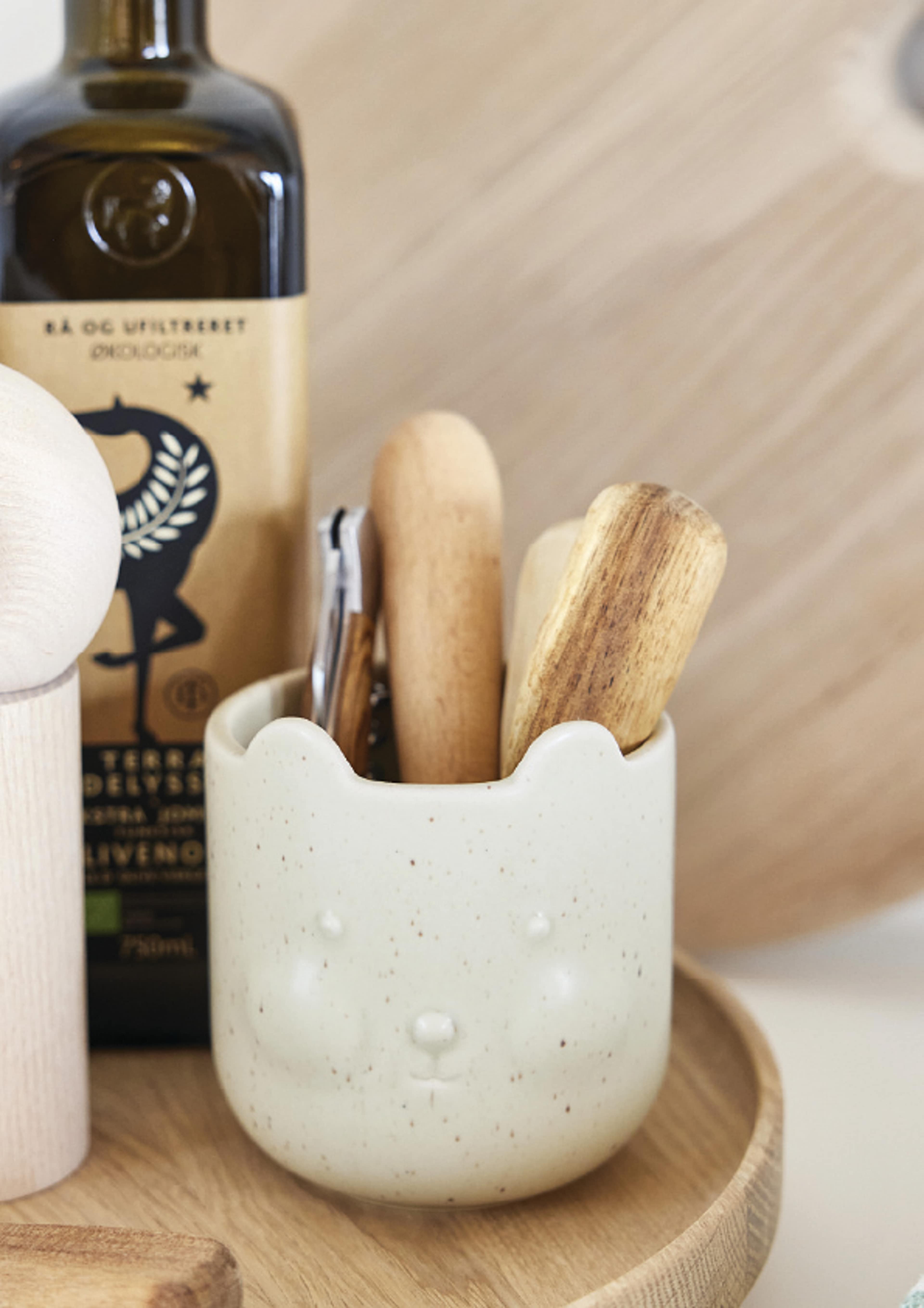 Bear Pot, från OYOY Mini, i färgen reactive olive. Klicka för att öppna bilden i stort format