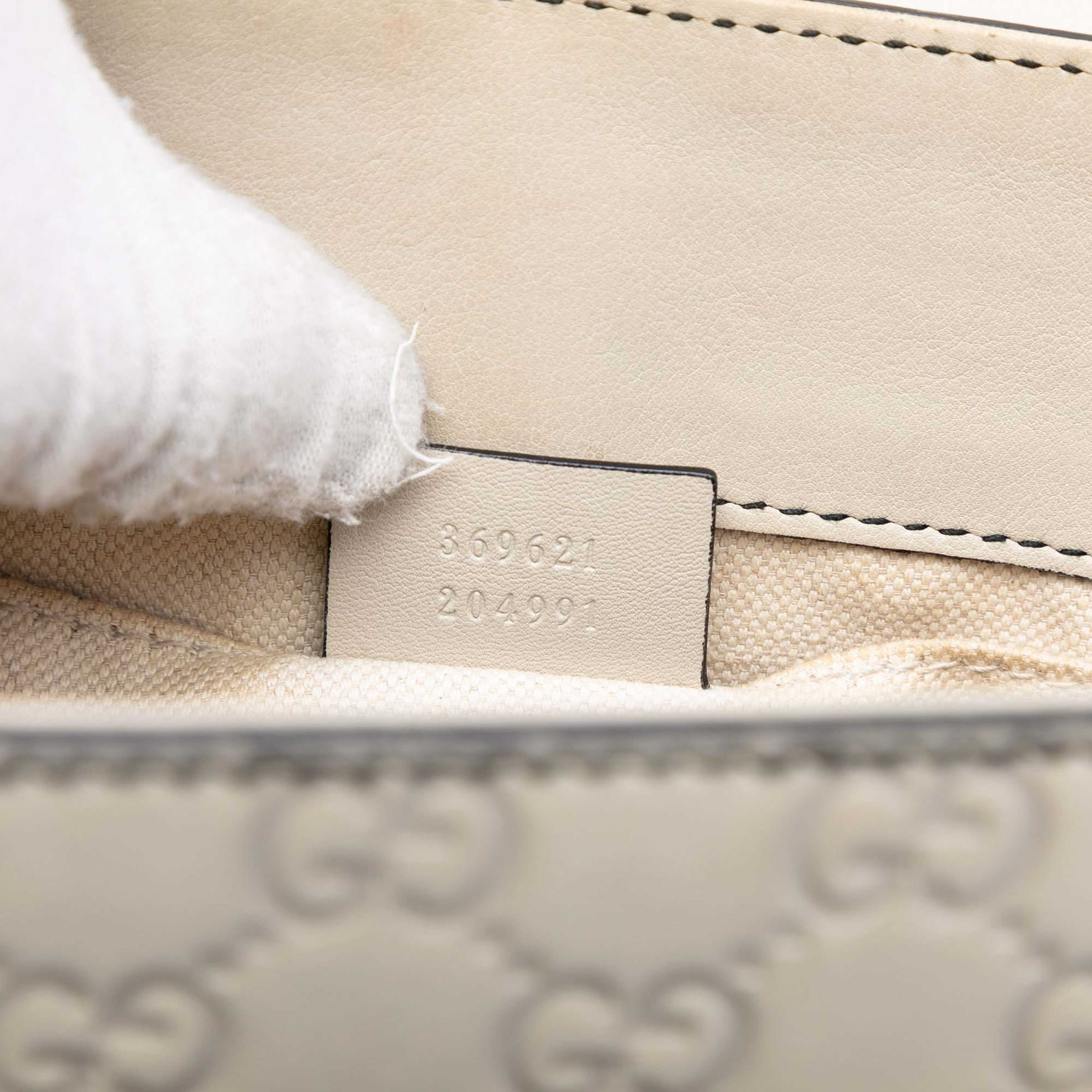 Gucci Small Guccissima Emily Shoulder Bag, från Luxclusif, i färgen off white. Klicka för att öppna bilden i stort format