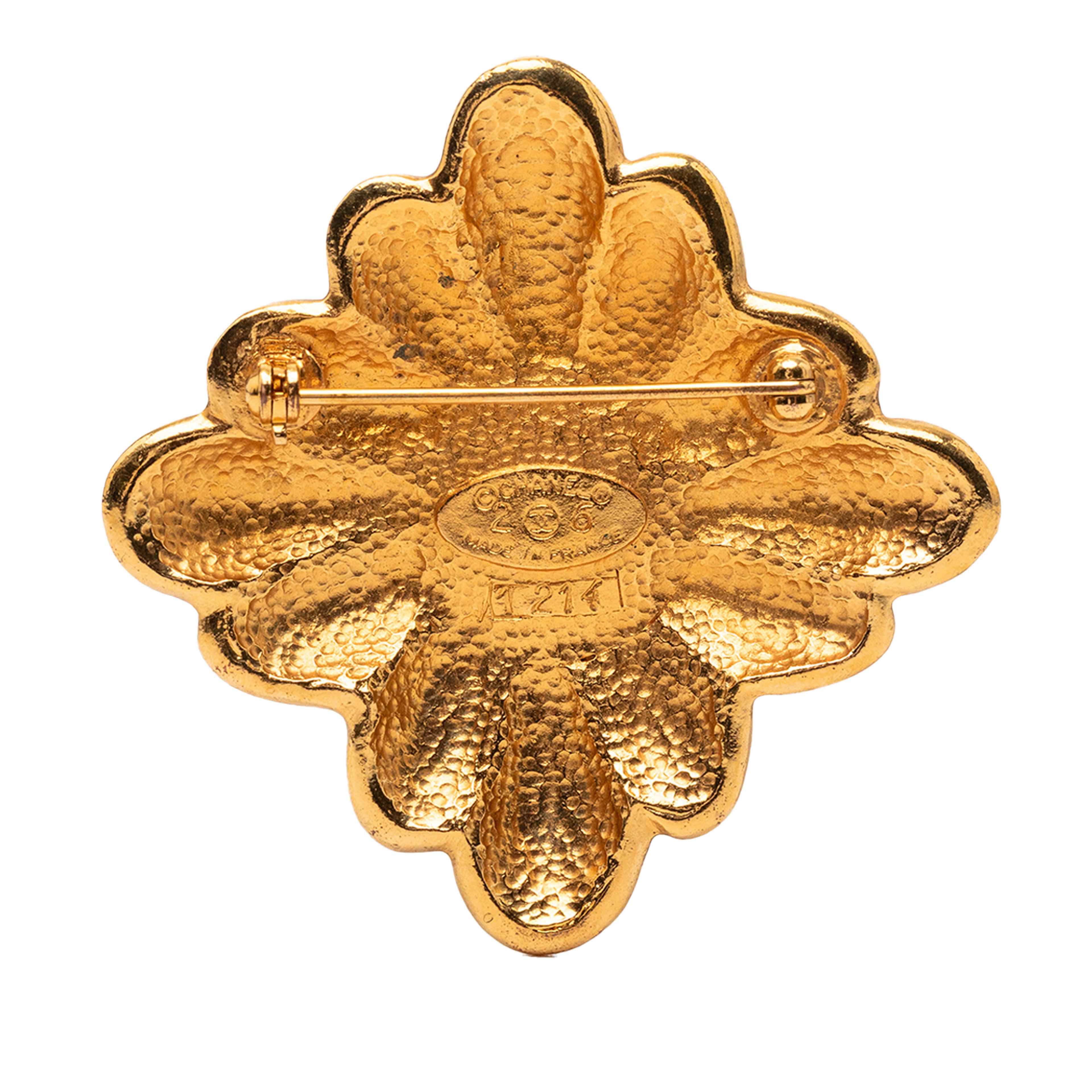 Chanel Gold Plated Cc Faux Pearl Flower Brooch, från Luxclusif, i färgen gold. Klicka för att öppna bilden i stort format