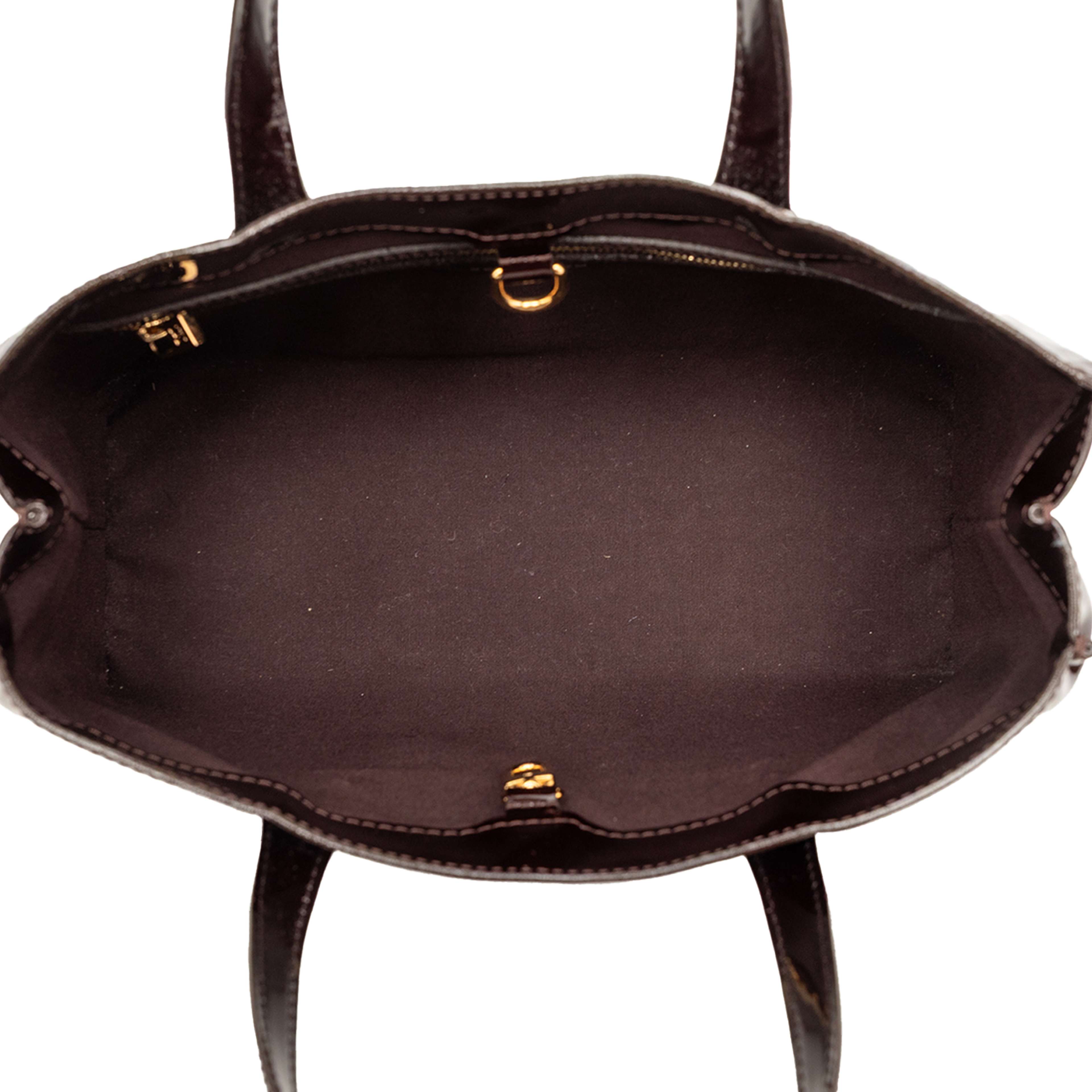 Louis Vuitton Monogram Vernis Wilshire Pm, från Luxclusif, i färgen purple. Klicka för att öppna bilden i stort format