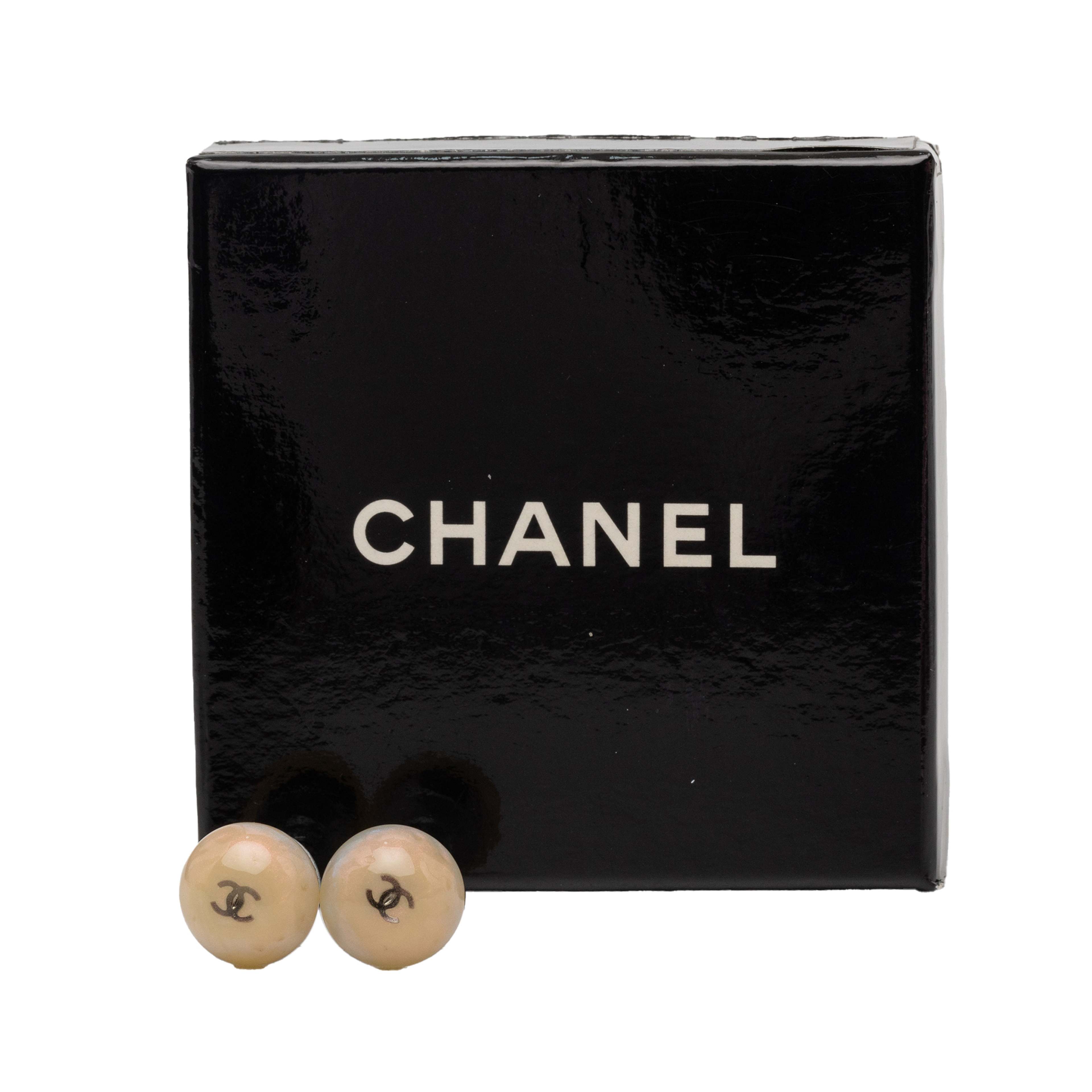 Chanel Cc Resin Brass Push Back Earrings, från Luxclusif, i färgen beige. Klicka för att öppna bilden i stort format