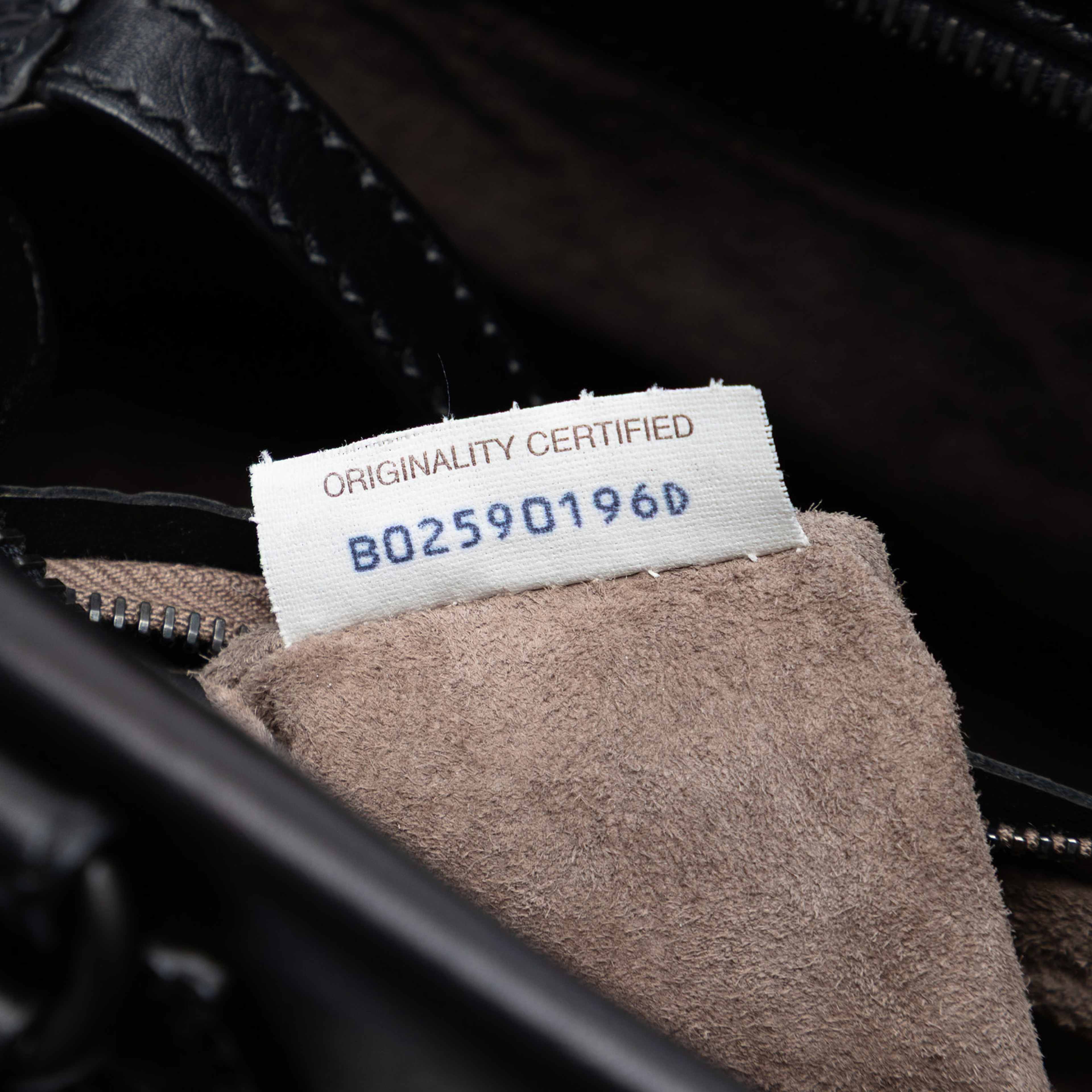 Bottega Veneta Intrecciato Trimmed Leather Ducale Top Handle Bag, från Luxclusif, i färgen svart. Klicka för att öppna bilden i stort format