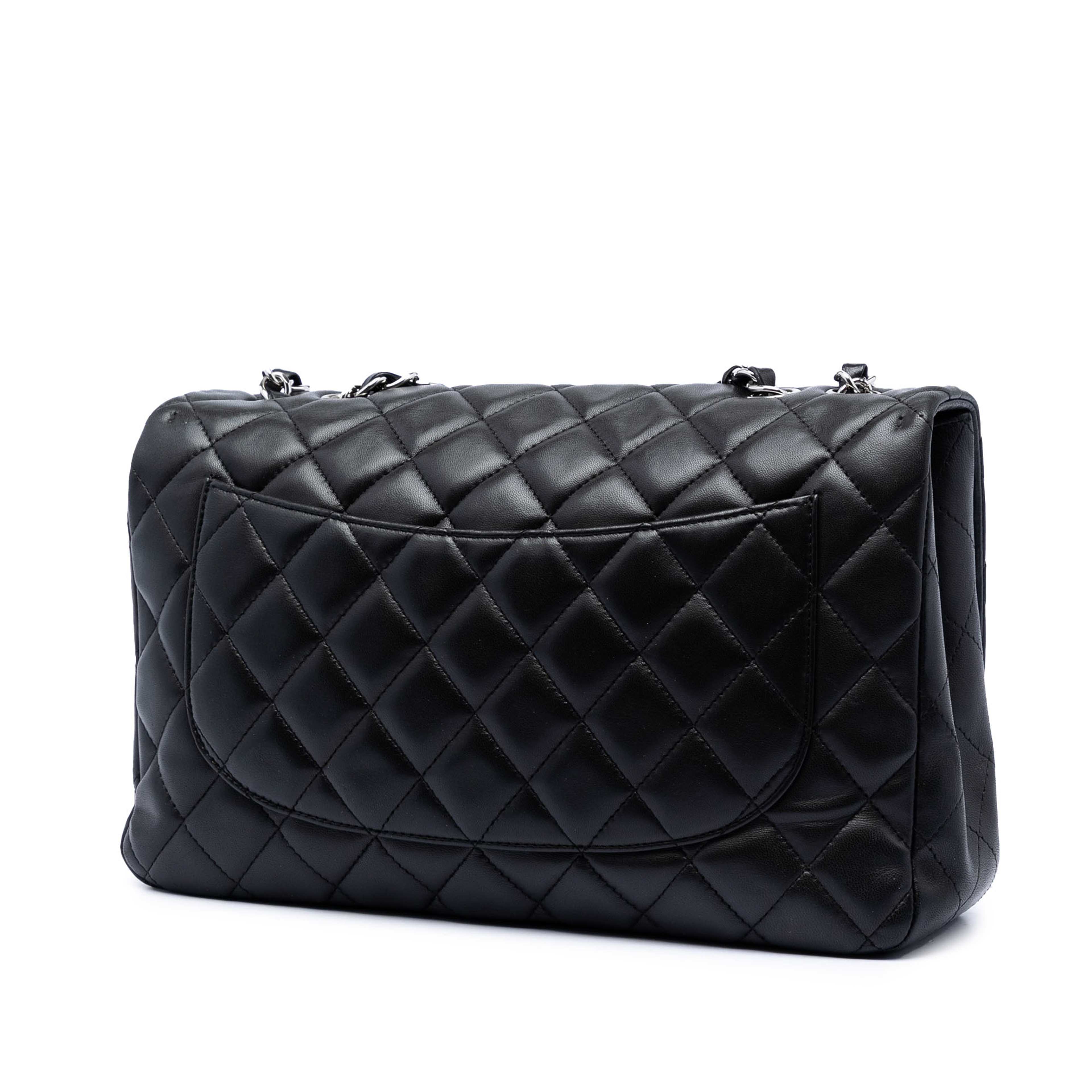 Chanel Jumbo Classic Lambskin Single Flap, från Luxclusif, i färgen svart. Klicka för att öppna bilden i stort format
