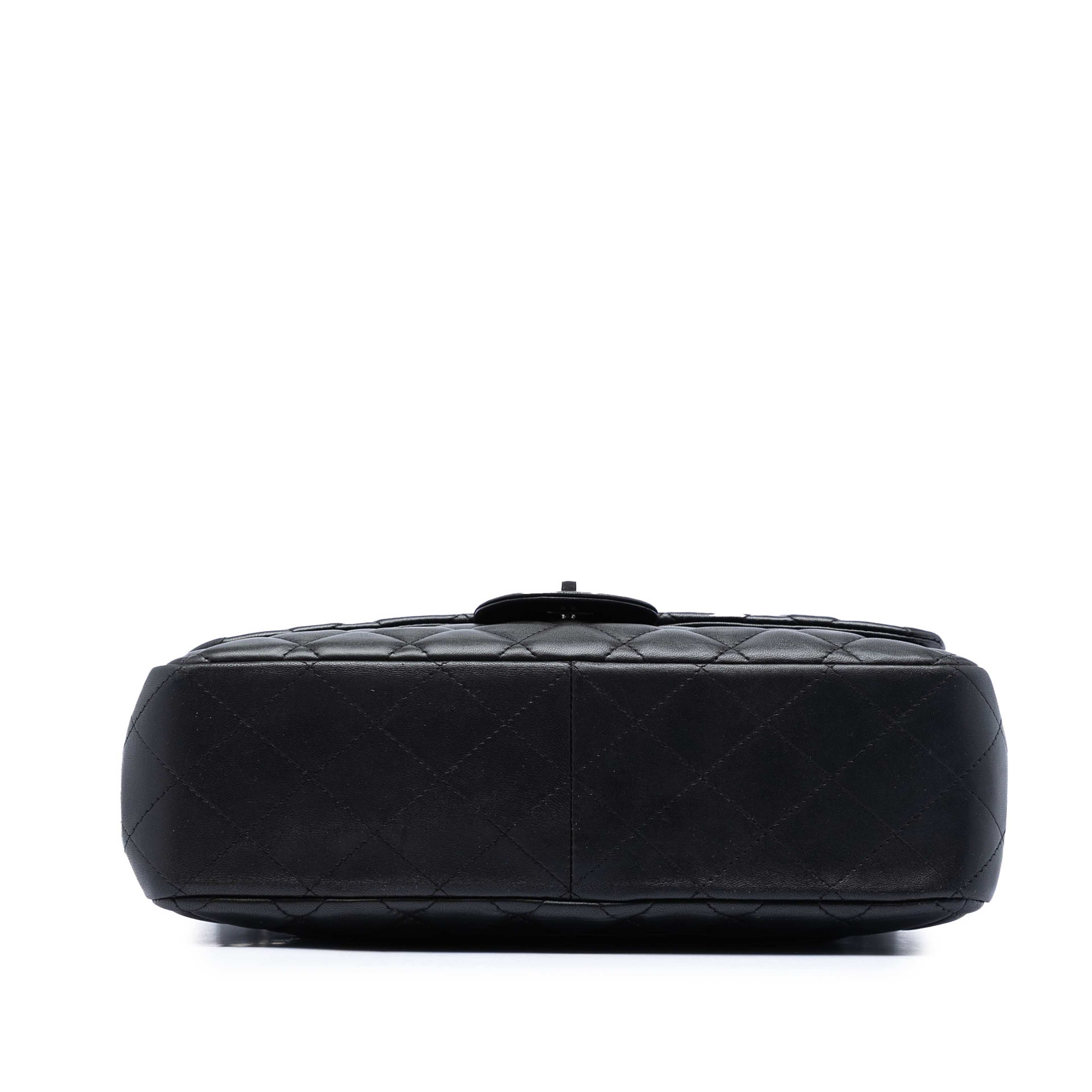 Chanel Jumbo Classic Lambskin Single Flap, från Luxclusif, i färgen black. Klicka för att öppna bilden i stort format