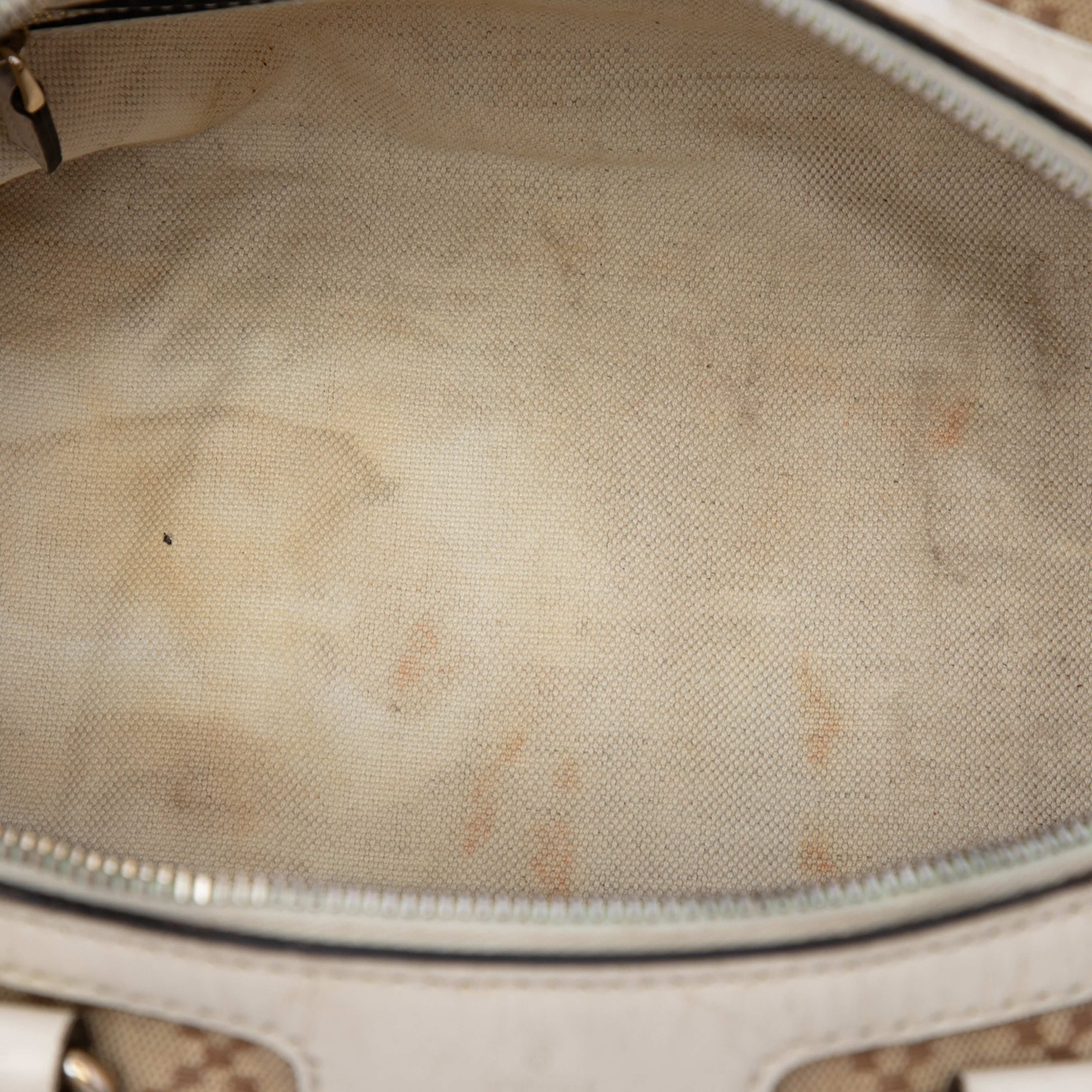 Gucci Small Diamante Canvas Joy Boston Bag, från Luxclusif, i färgen beige. Klicka för att öppna bilden i stort format