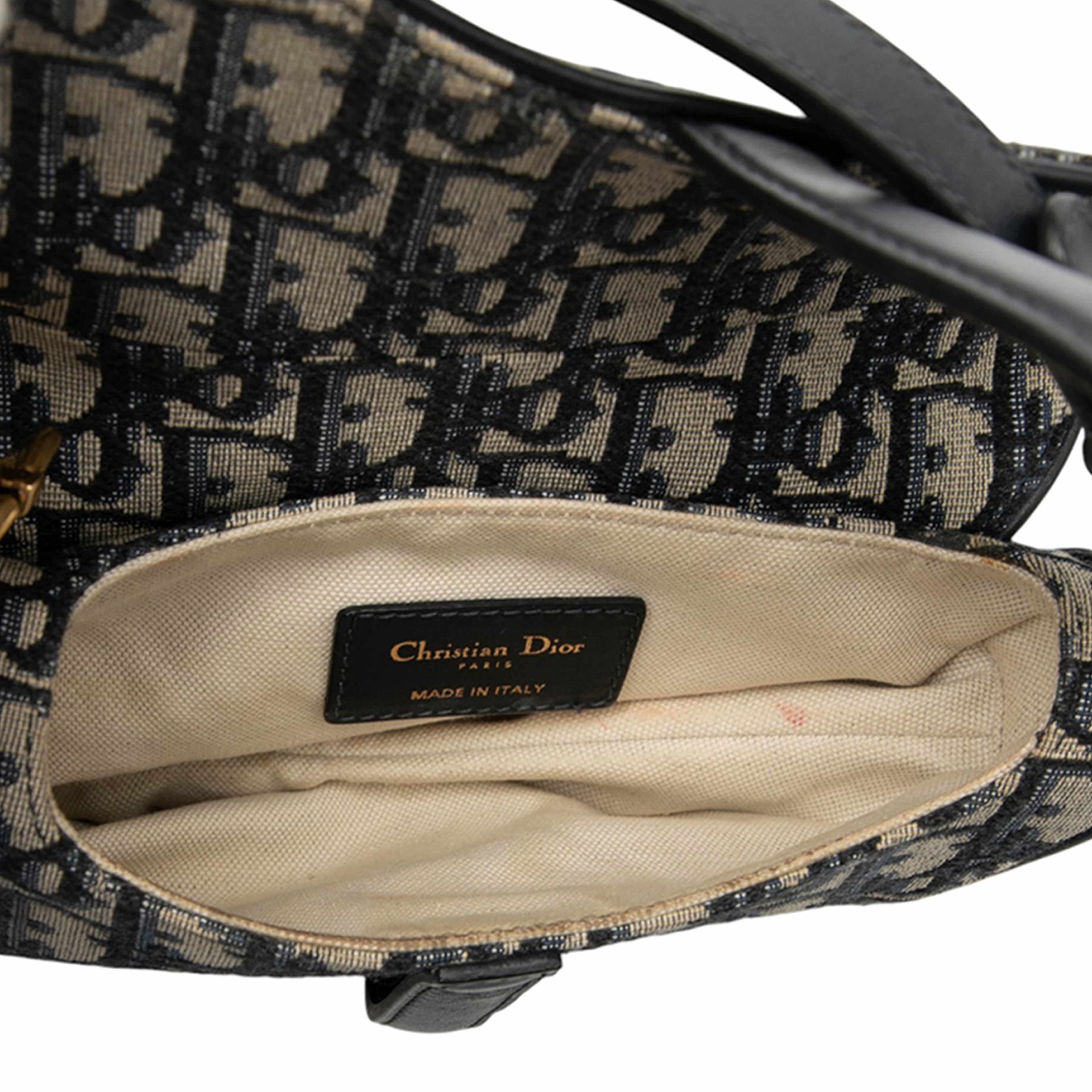 Dior Mini Oblique Canvas Saddle Bag, från Luxclusif, i färgen navy. Klicka för att öppna bilden i stort format