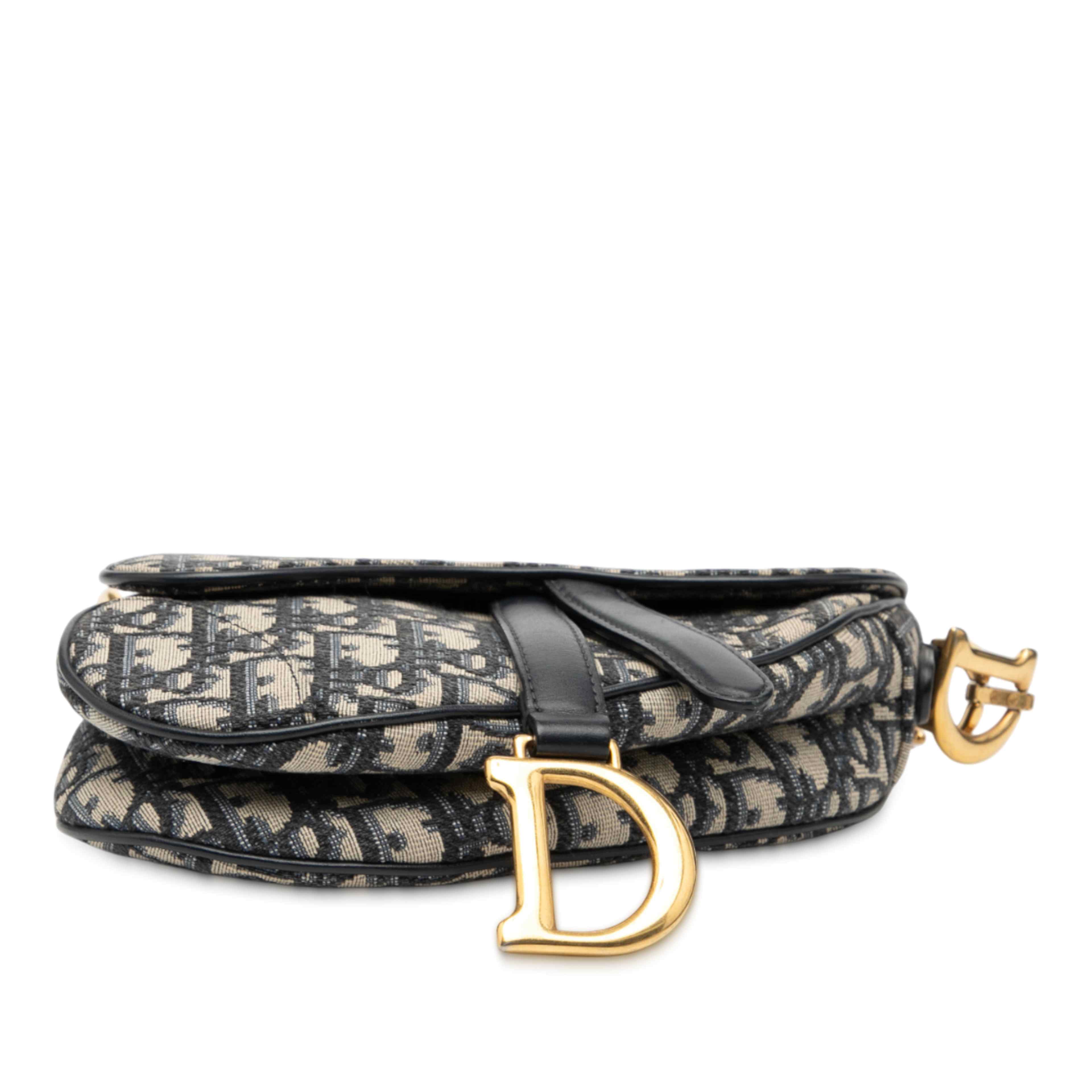 Dior Mini Oblique Canvas Saddle Bag, från Luxclusif, i färgen navy. Klicka för att öppna bilden i stort format