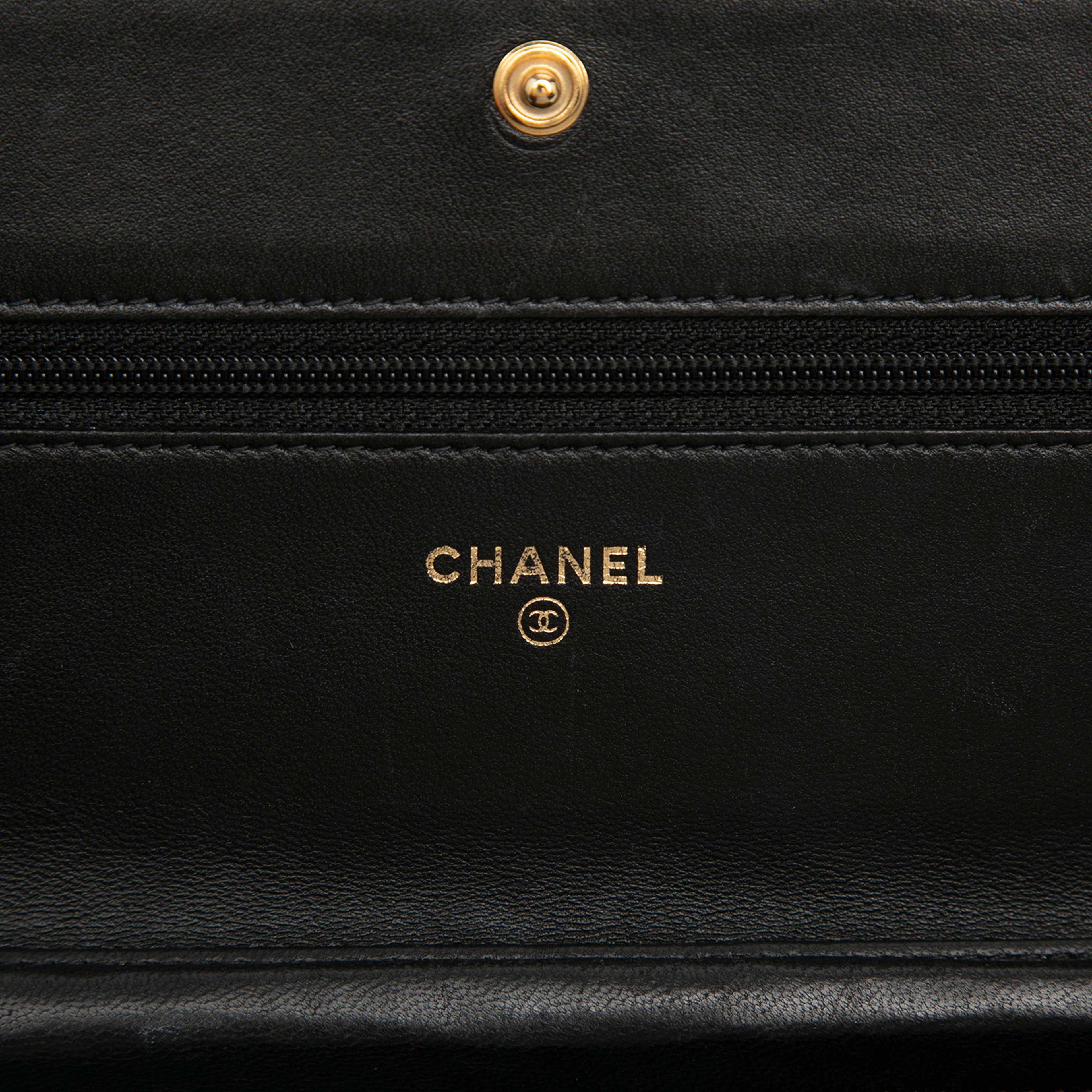 Chanel Quilted Lambskin Crest Wallet On Chain, från Luxclusif, i färgen black. Klicka för att öppna bilden i stort format