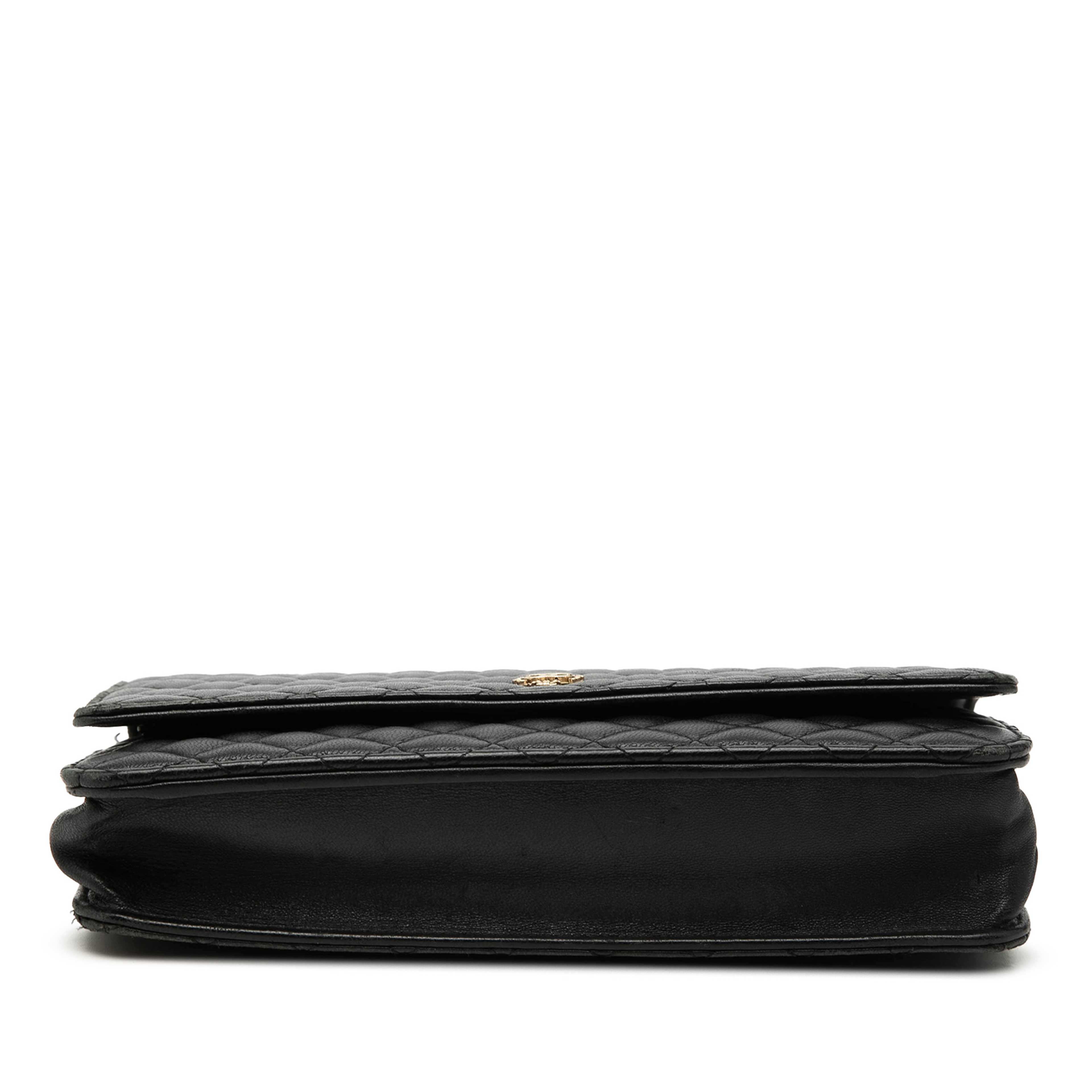 Chanel Quilted Lambskin Crest Wallet On Chain, från Luxclusif, i färgen black. Klicka för att öppna bilden i stort format