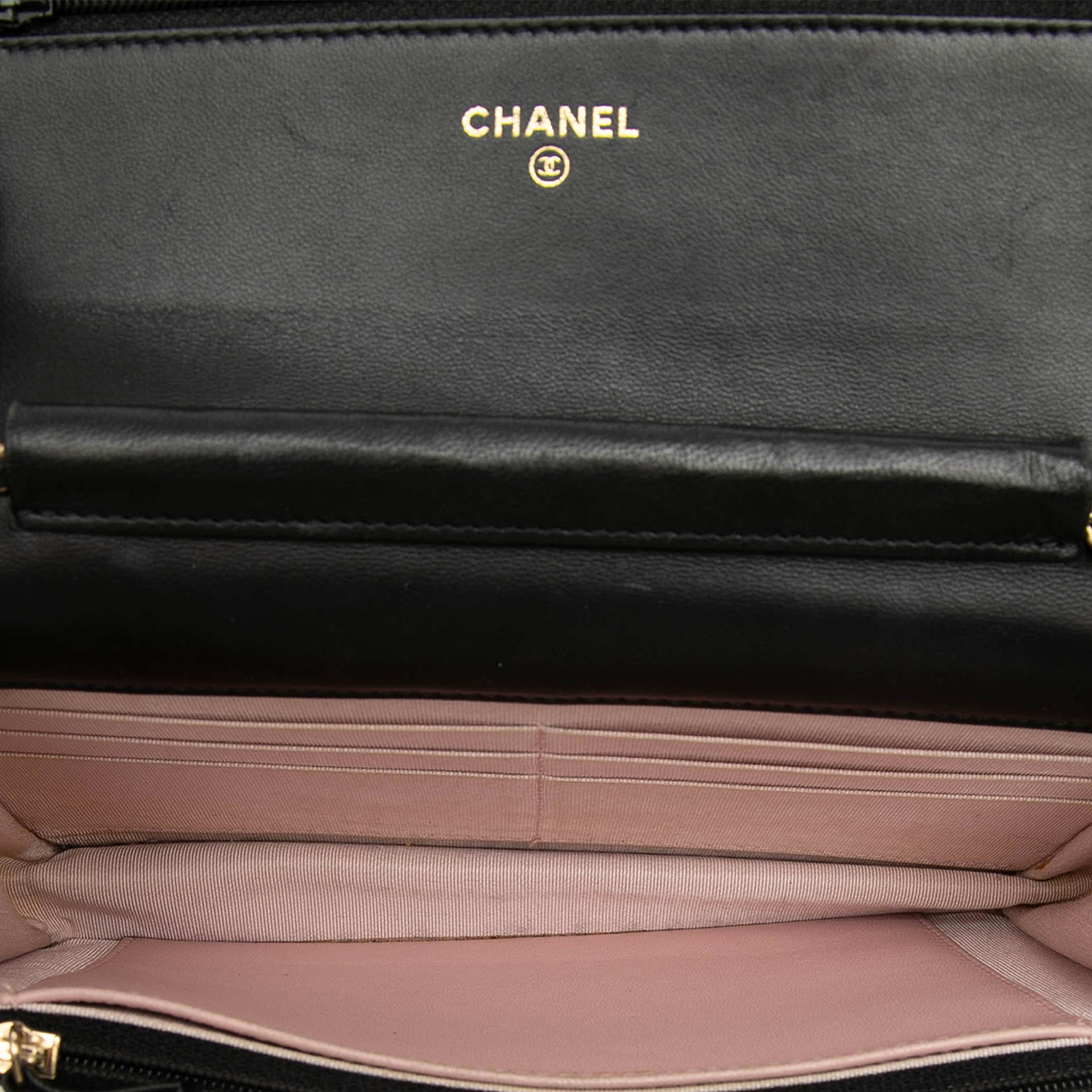 Chanel Quilted Lambskin Crest Wallet On Chain, från Luxclusif, i färgen black. Klicka för att öppna bilden i stort format