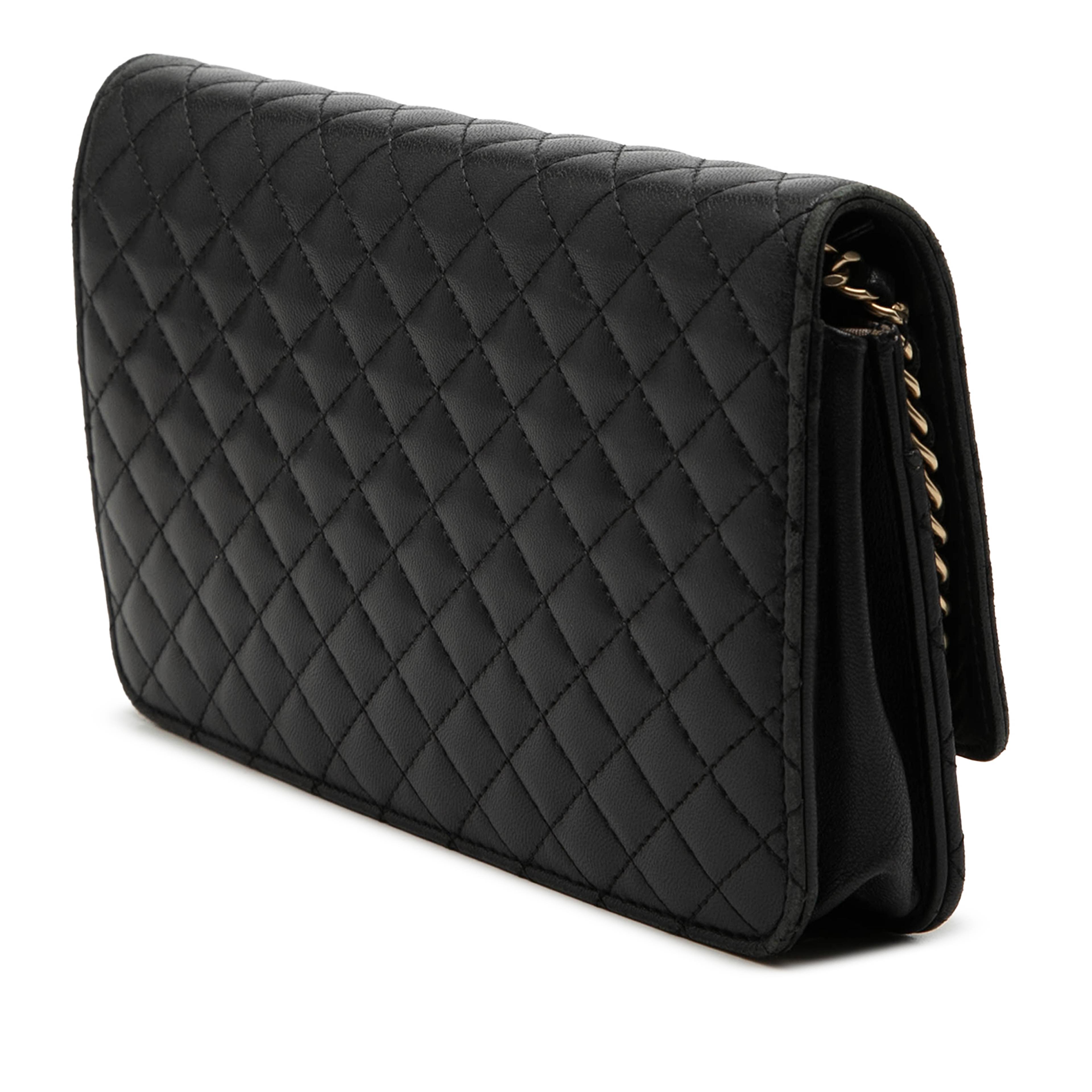 Chanel Quilted Lambskin Crest Wallet On Chain, från Luxclusif, i färgen black. Klicka för att öppna bilden i stort format