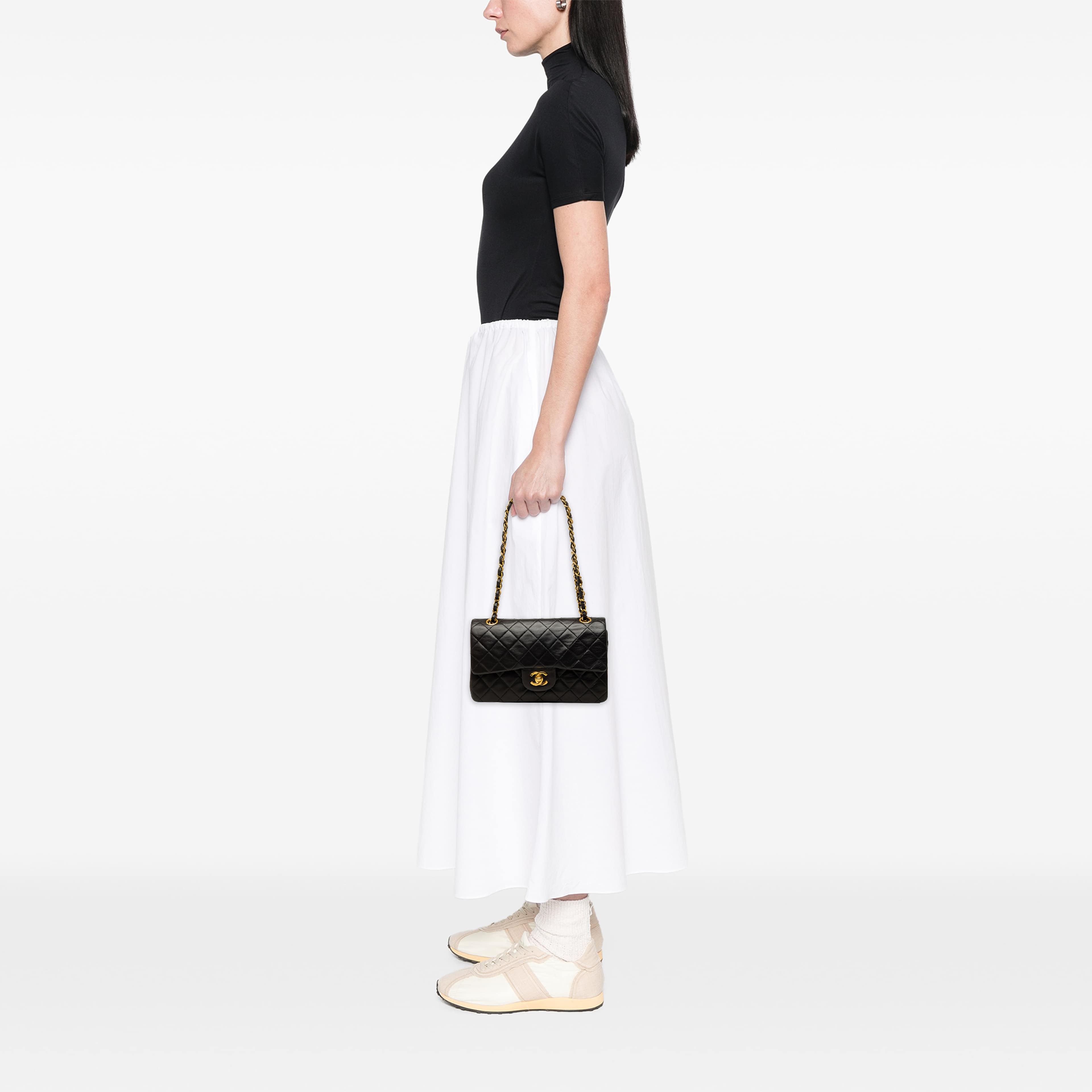 Chanel Small Classic Lambskin Double Flap, från Luxclusif, i färgen svart. Klicka för att öppna bilden i stort format