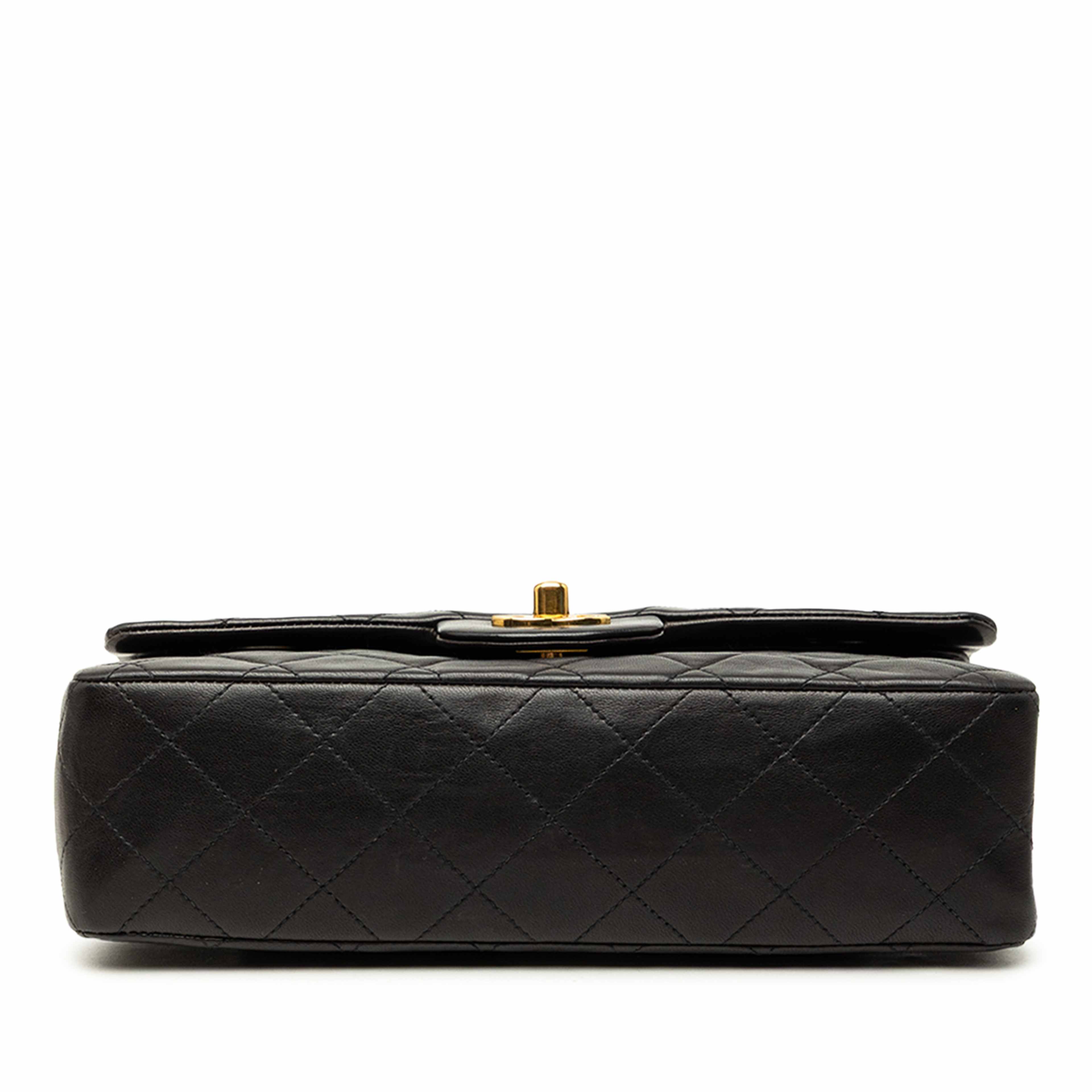 Chanel Small Classic Lambskin Double Flap, från Luxclusif, i färgen svart. Klicka för att öppna bilden i stort format