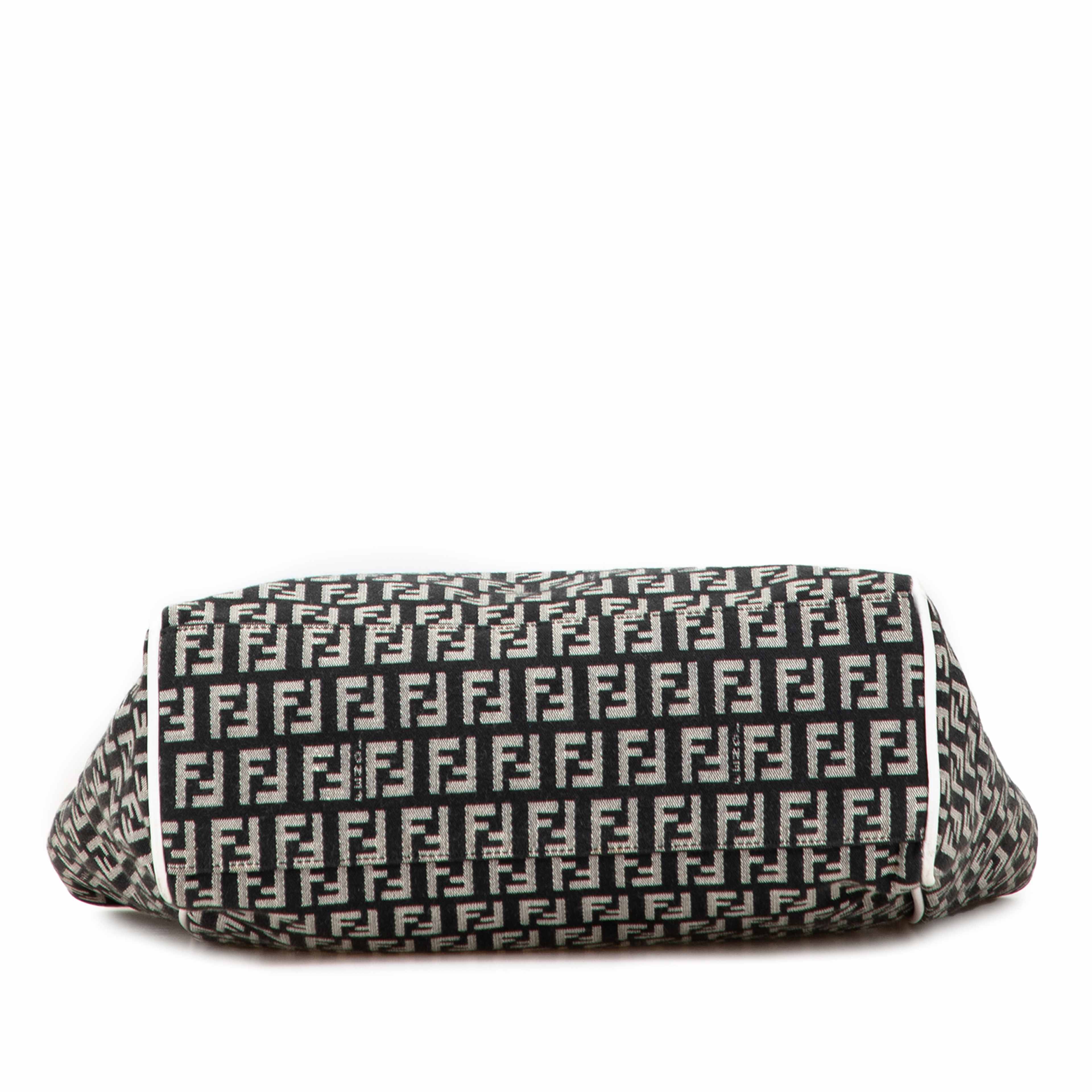 Fendi Zucchino Canvas Tote, från Luxclusif, i färgen black. Klicka för att öppna bilden i stort format