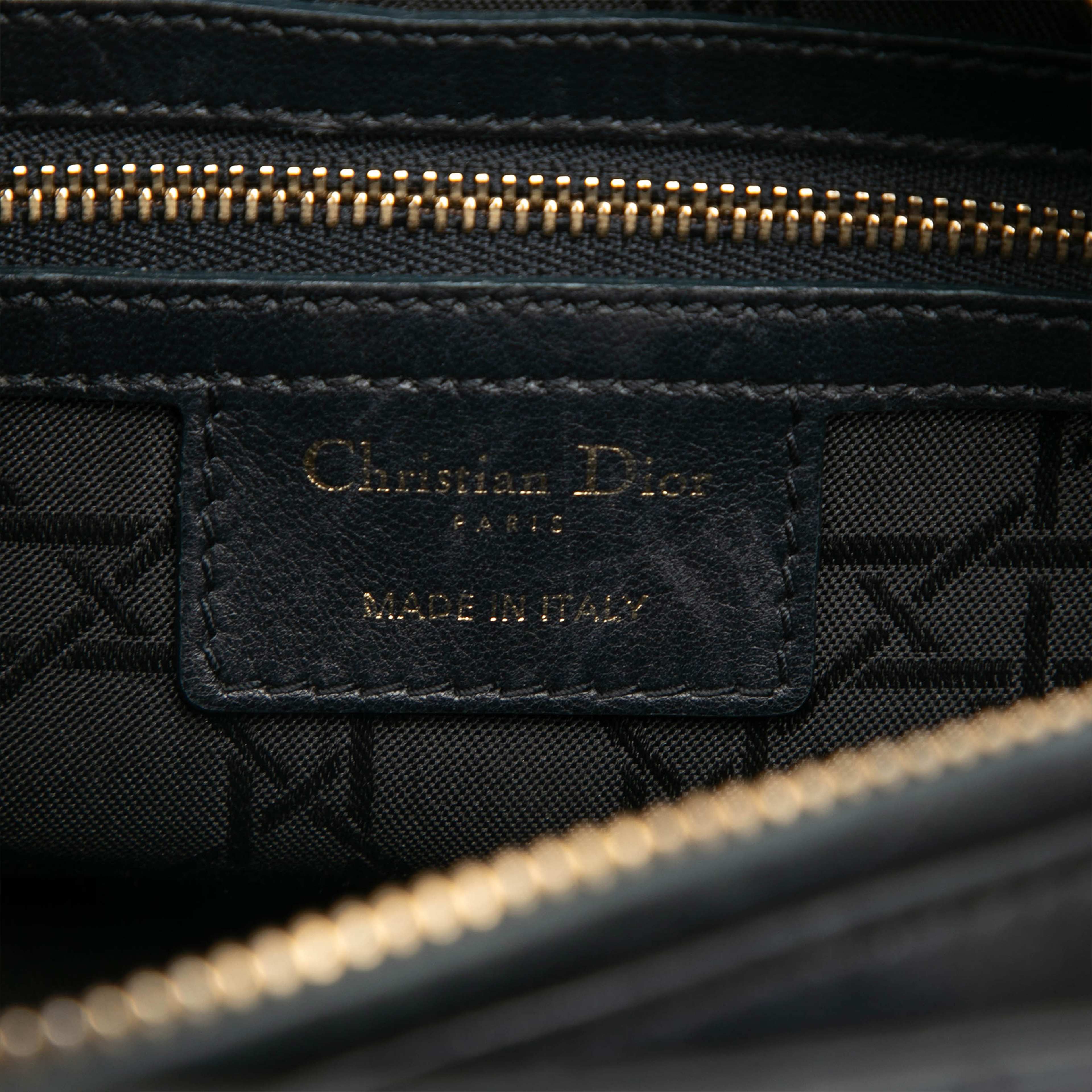 Dior Medium Lambskin Cannage Lady Dior, från Luxclusif, i färgen svart. Klicka för att öppna bilden i stort format