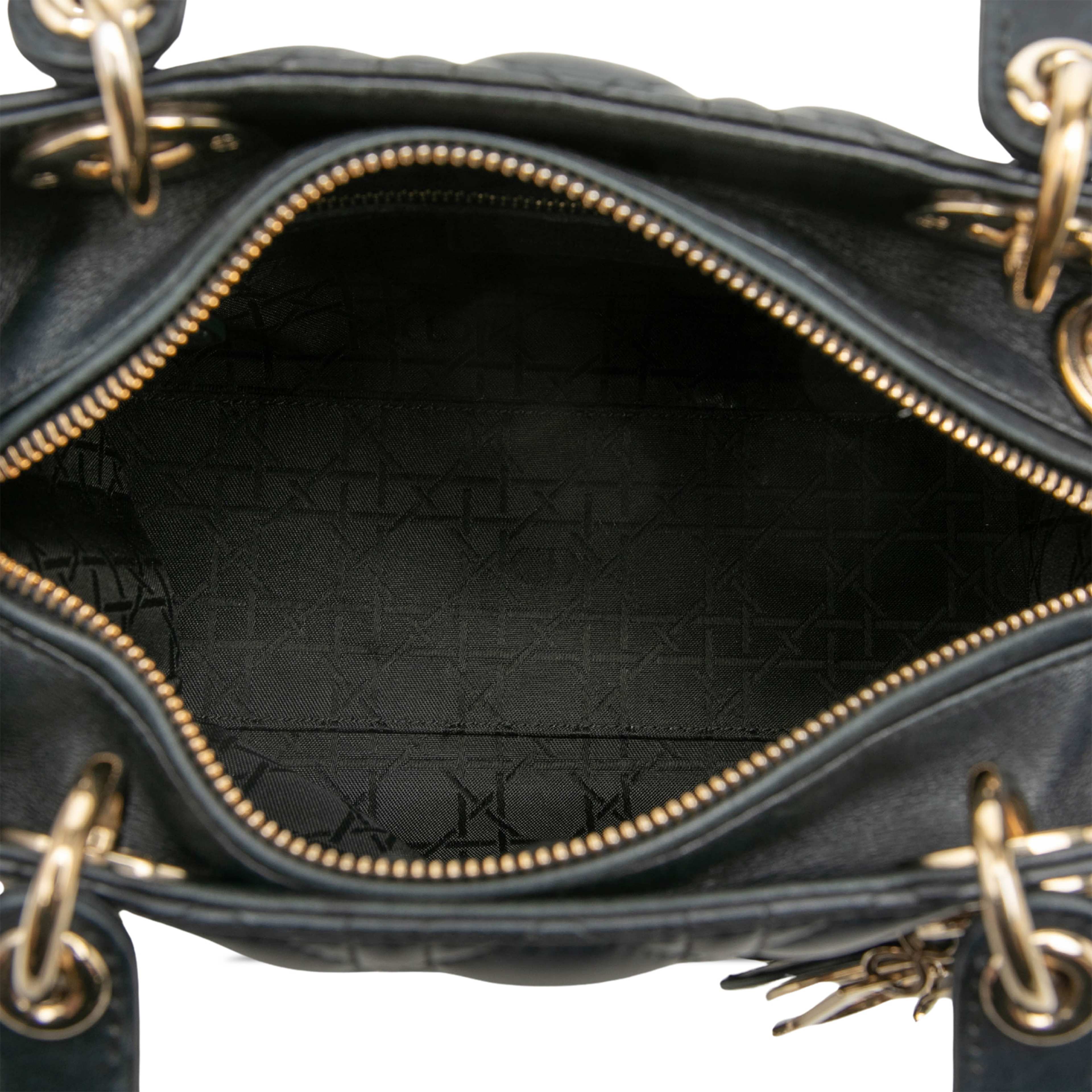 Dior Medium Lambskin Cannage Lady Dior, från Luxclusif, i färgen svart. Klicka för att öppna bilden i stort format