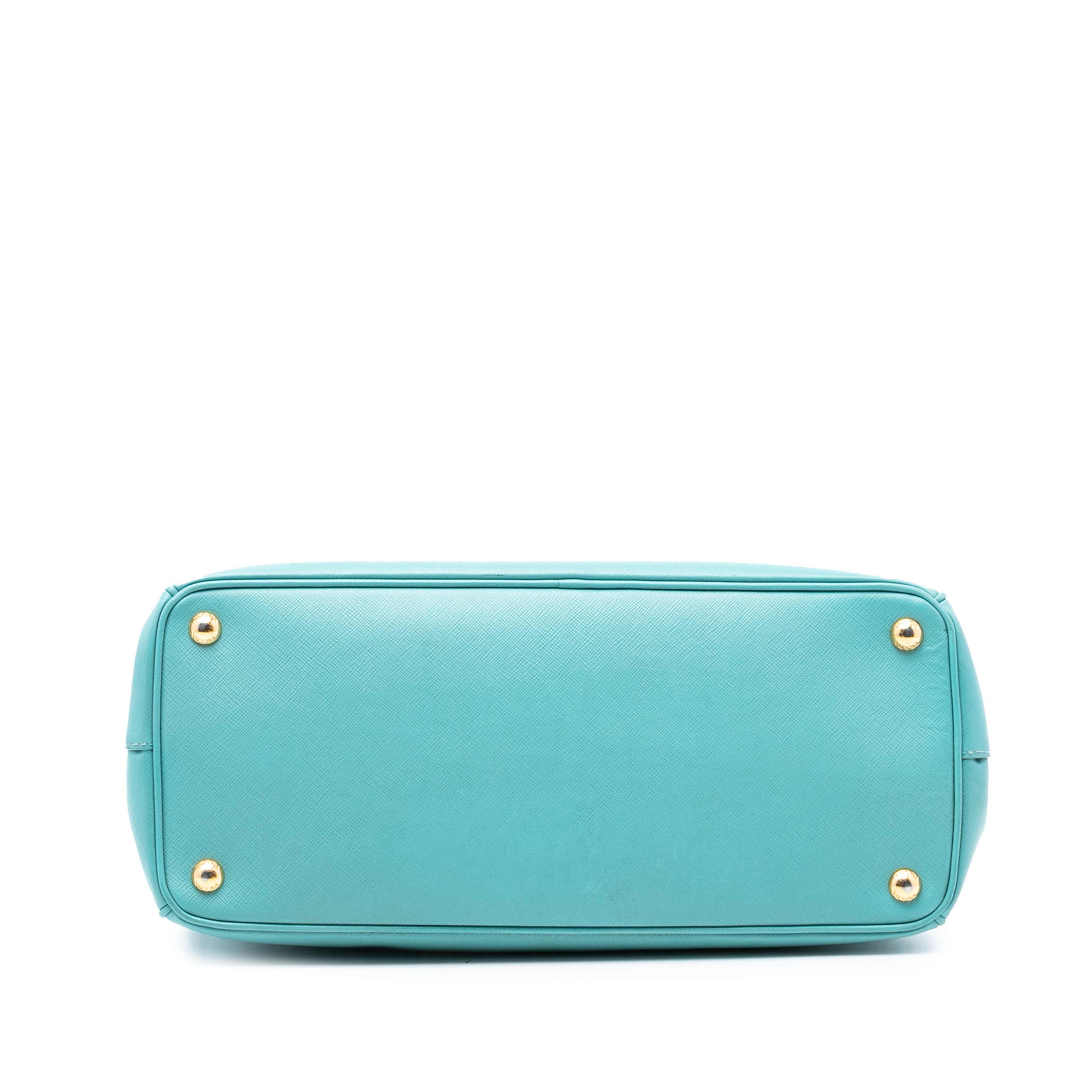 Prada Medium Saffiano Lux Galleria Double Zip Satchel, från Luxclusif, i färgen turquoise. Klicka för att öppna bilden i stort format