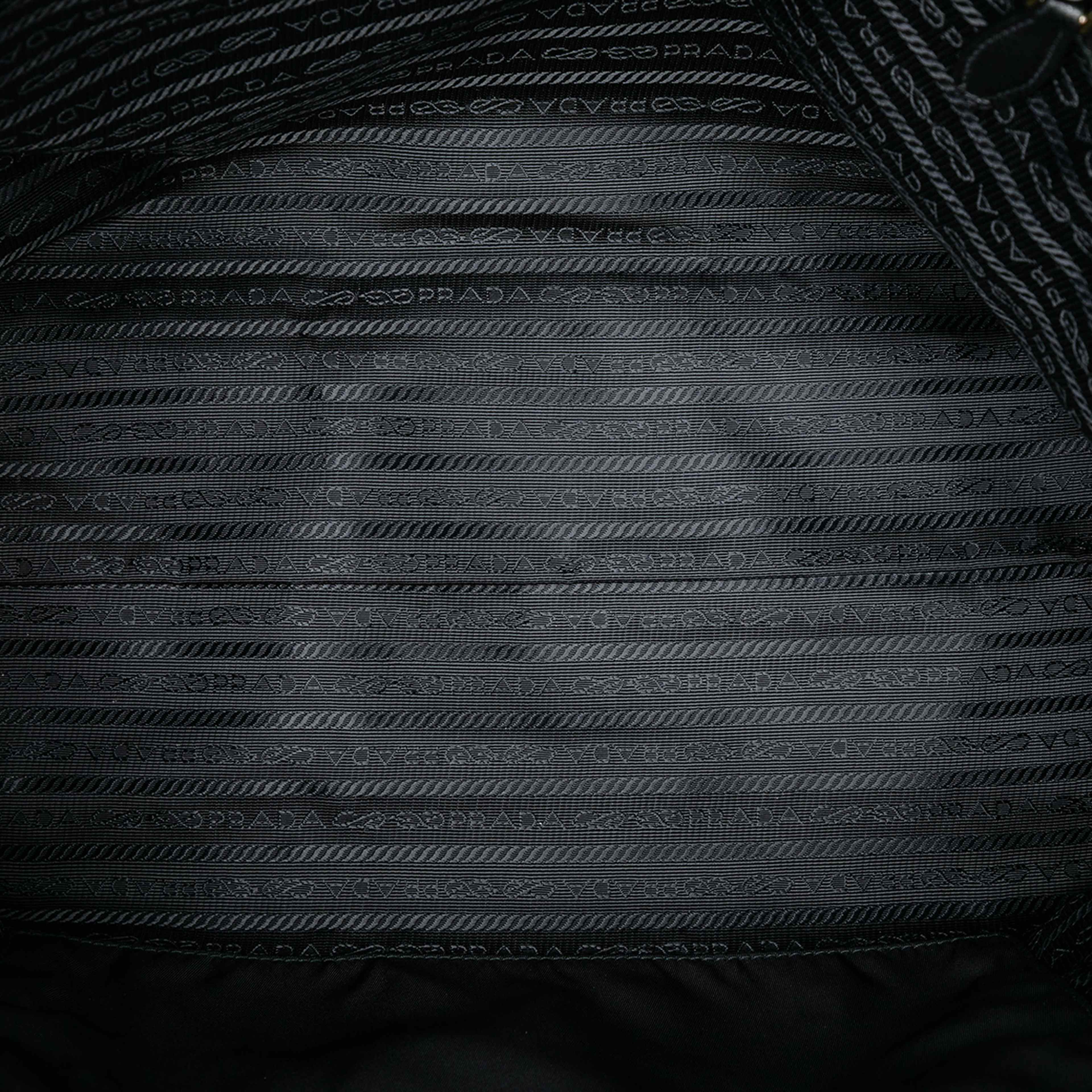 Prada Tessuto Velluto Ricamo Trompe L Oeil Tote, från Luxclusif, i färgen black. Klicka för att öppna bilden i stort format