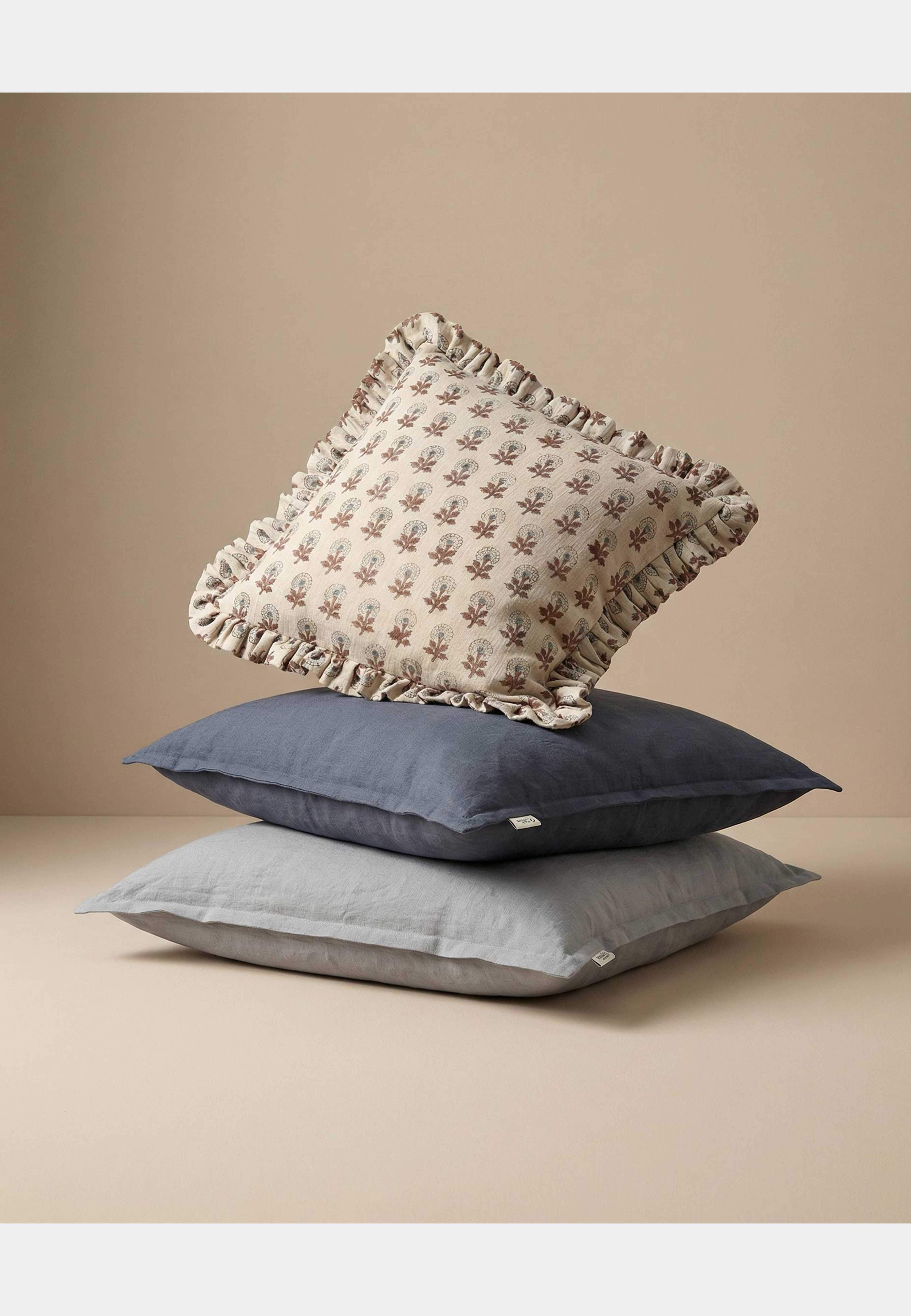 Kuddfodral Classic Linen, från Classic Collection, i färgen skymningsblå. Klicka för att öppna bilden i stort format