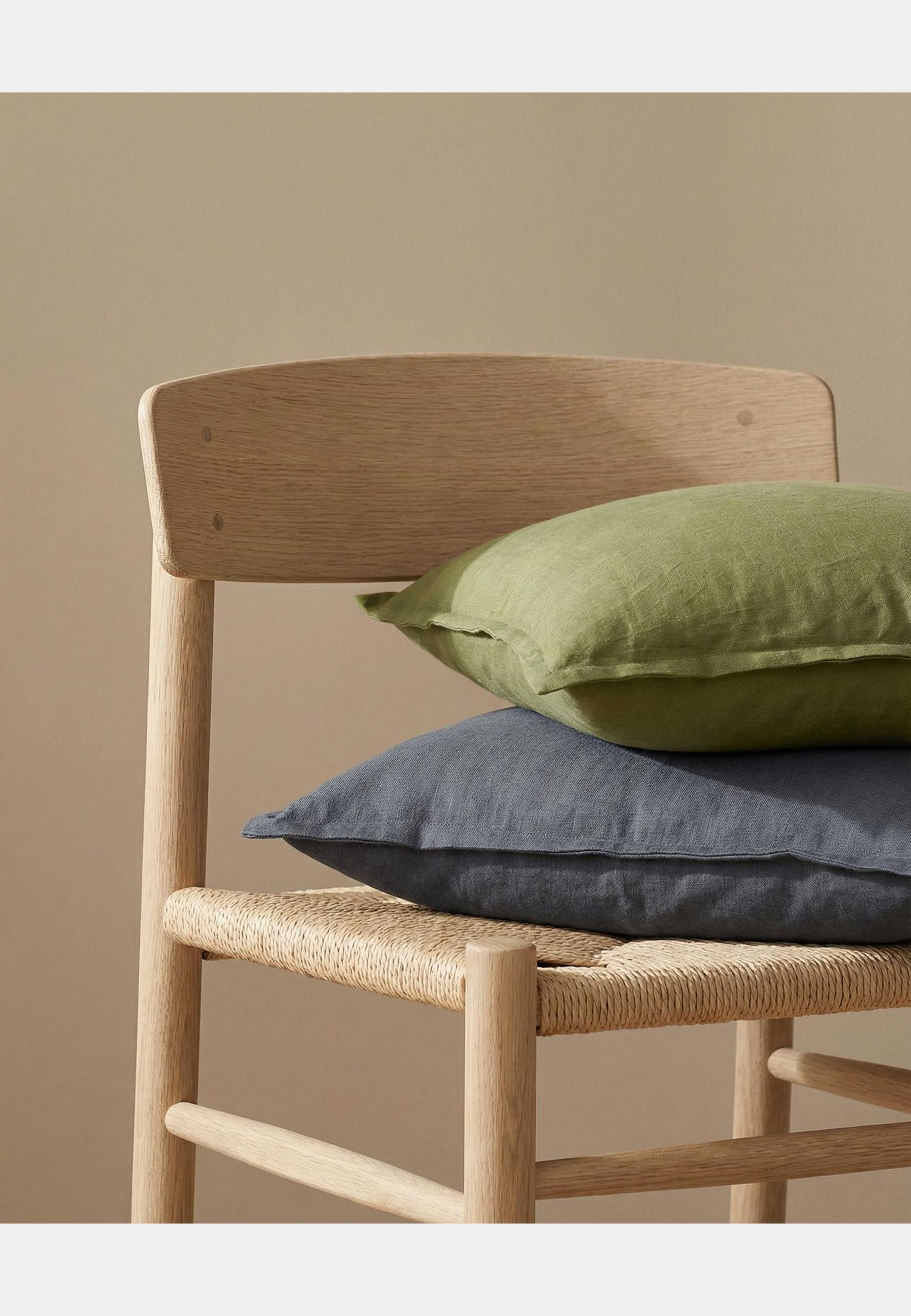 Kuddfodral Classic Linen, från Classic Collection, i färgen skymningsblå. Klicka för att öppna bilden i stort format