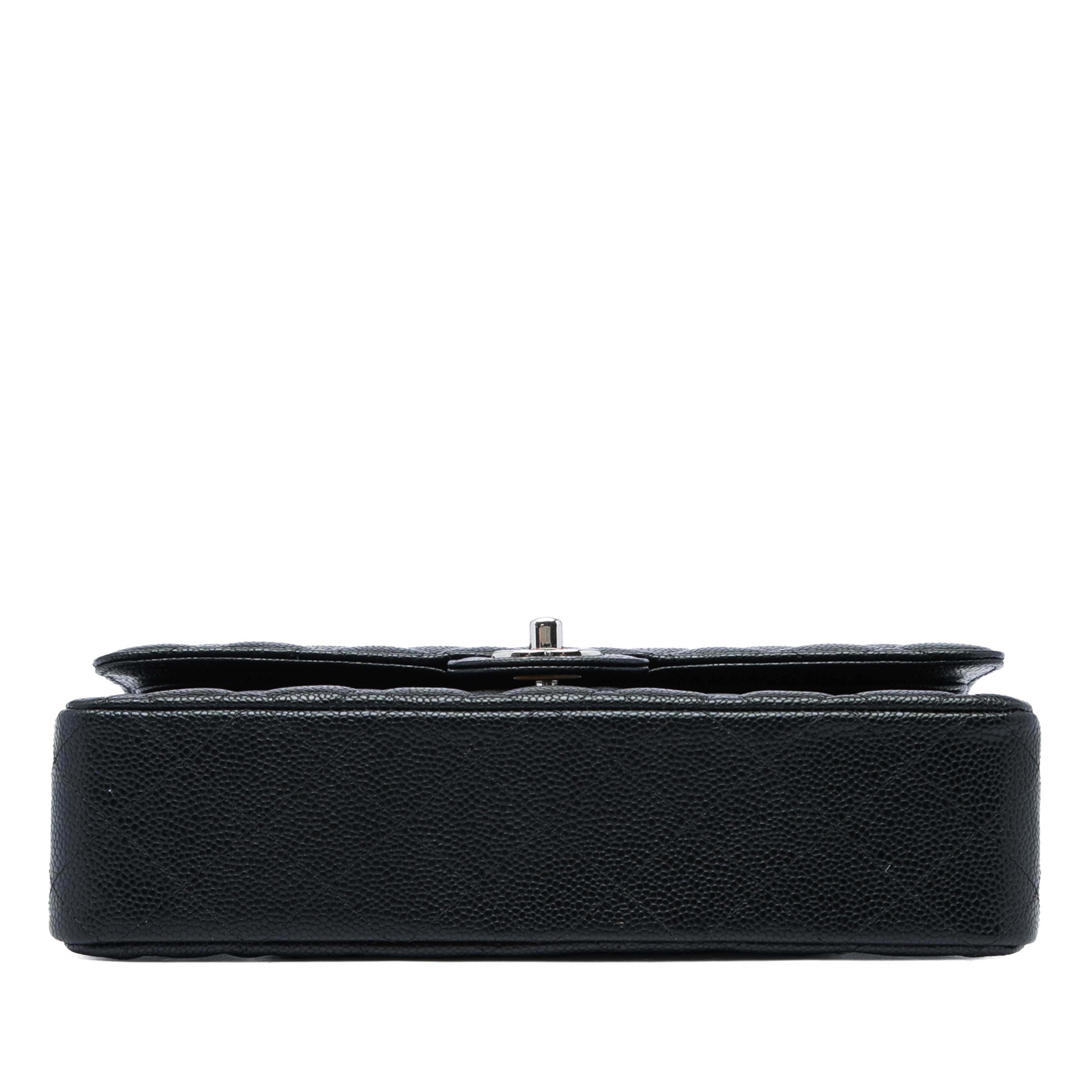 Chanel Medium Classic Caviar Double Flap, från Luxclusif, i färgen svart. Klicka för att öppna bilden i stort format