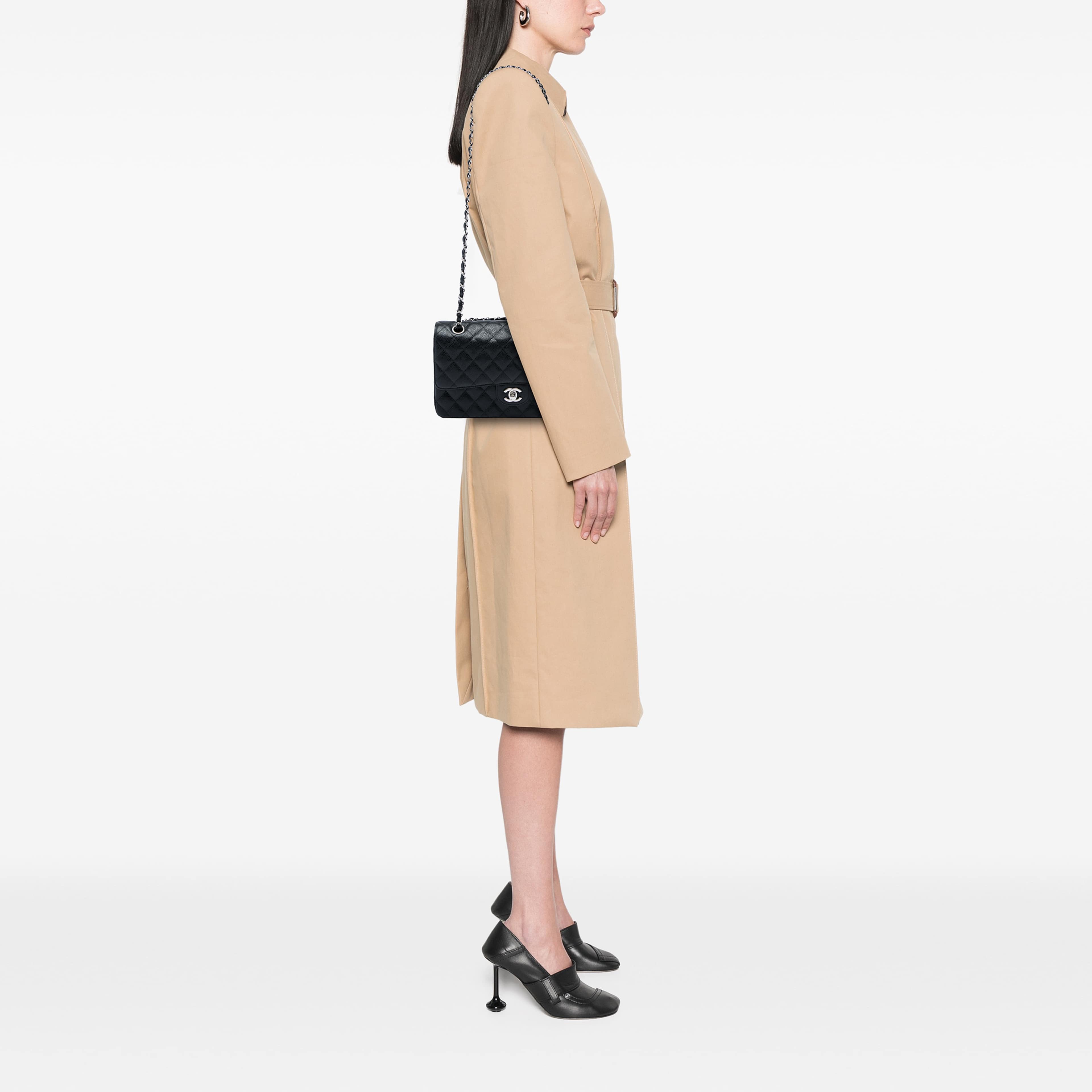 Chanel Medium Classic Caviar Double Flap, från Luxclusif, i färgen svart. Klicka för att öppna bilden i stort format