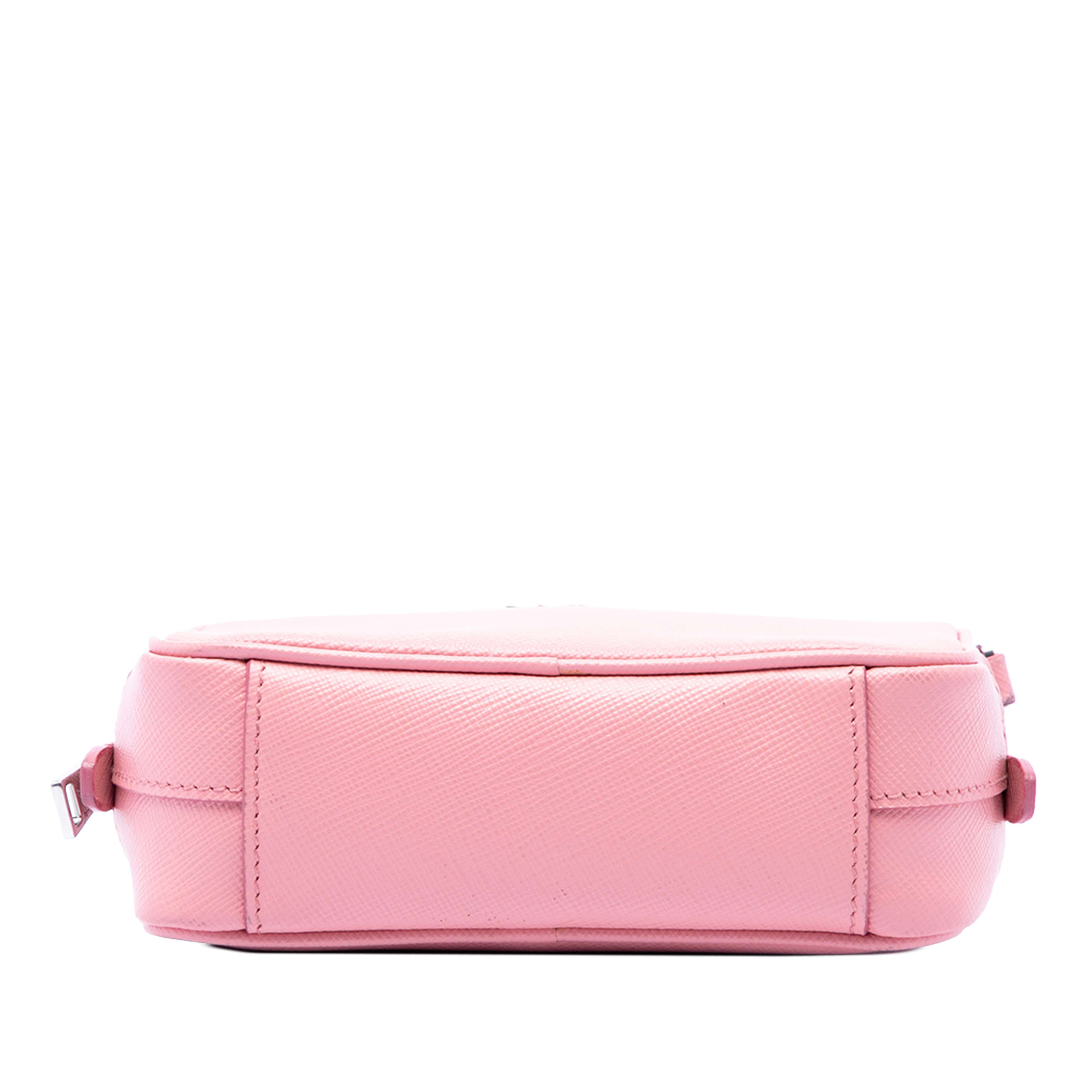 Prada Mini Saffiano Lux Camera Bag, från Luxclusif, i färgen rosa. Klicka för att öppna bilden i stort format