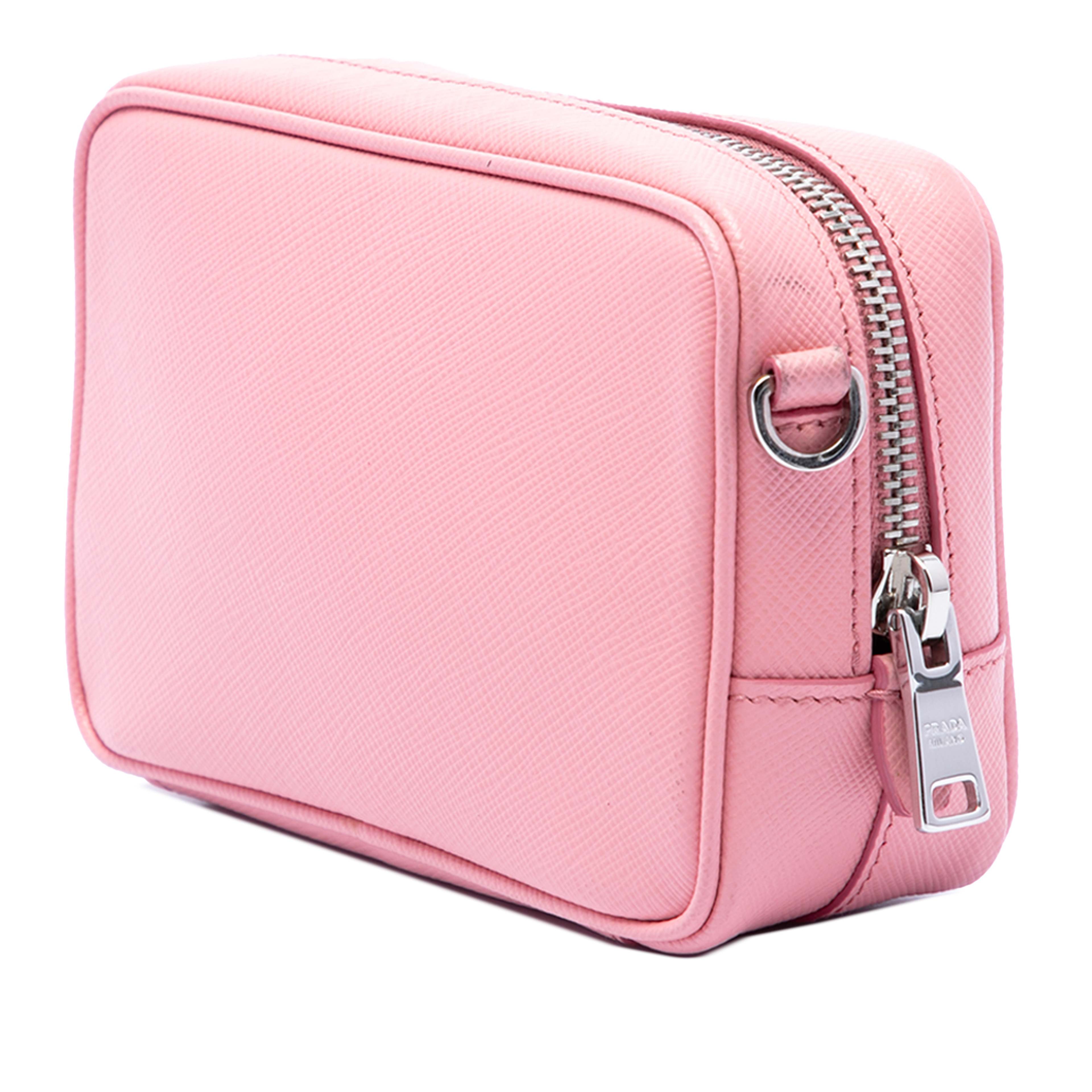 Prada Mini Saffiano Lux Camera Bag, från Luxclusif, i färgen rosa. Klicka för att öppna bilden i stort format