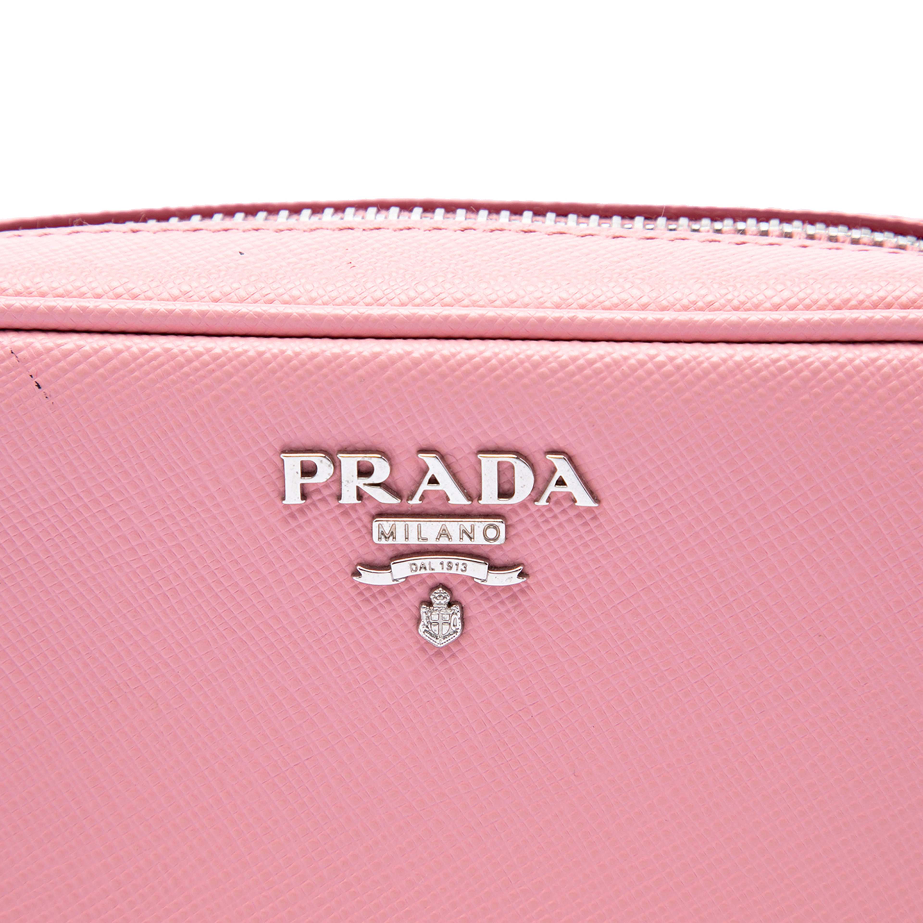 Prada Mini Saffiano Lux Camera Bag, från Luxclusif, i färgen rosa. Klicka för att öppna bilden i stort format