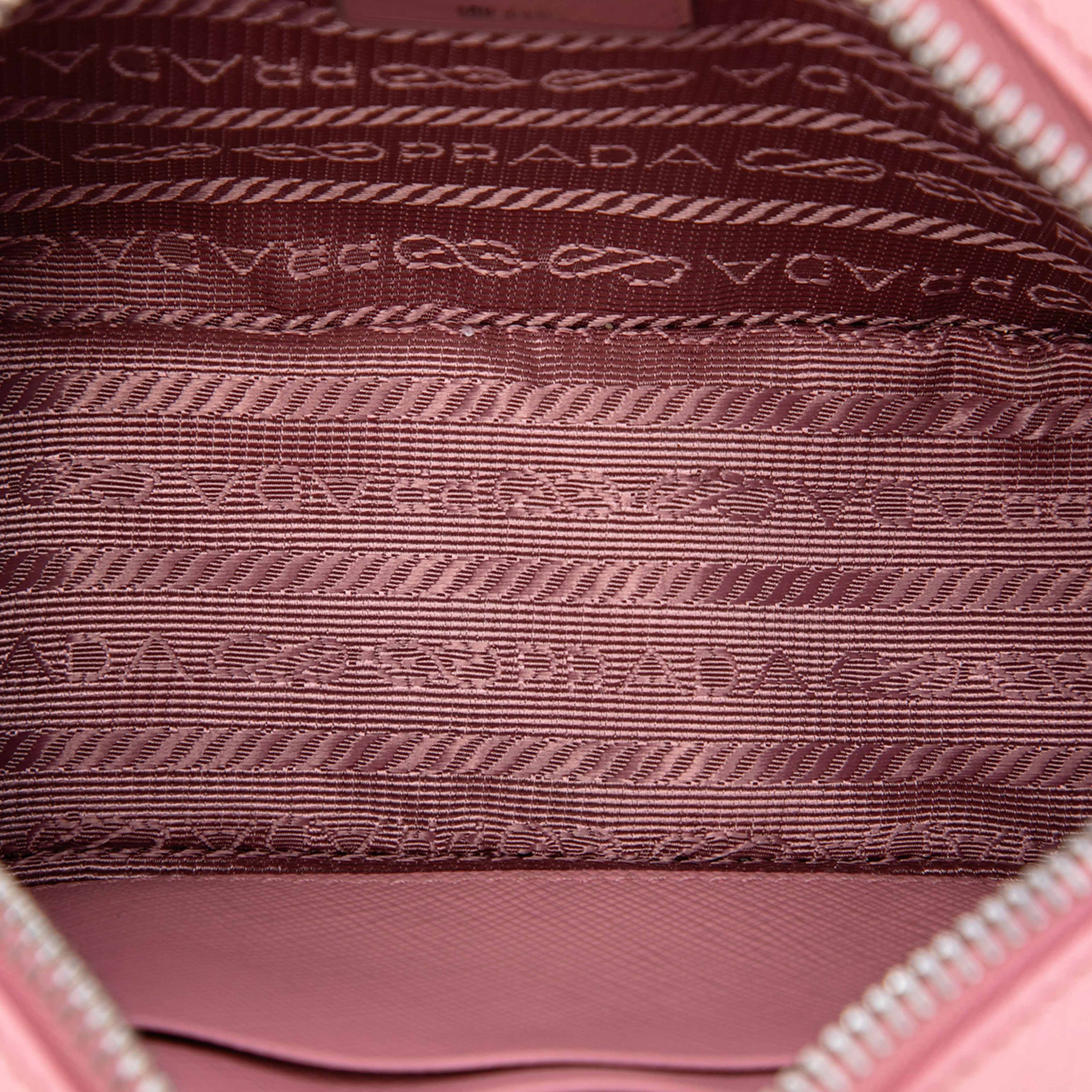 Prada Mini Saffiano Lux Camera Bag, från Luxclusif, i färgen rosa. Klicka för att öppna bilden i stort format
