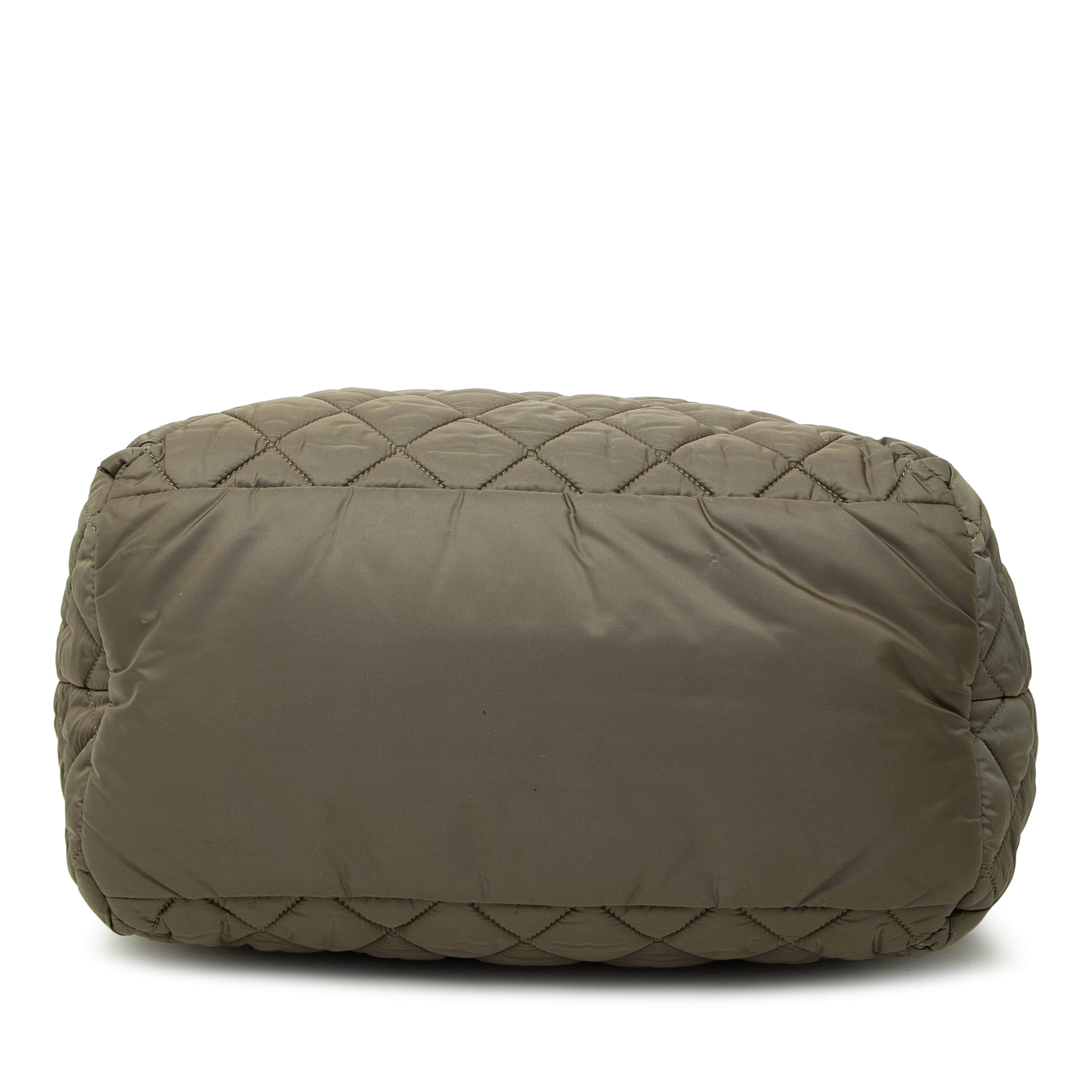 Chanel Small Quilted Nylon Coco Cocoon Tote, från Luxclusif, i färgen brun. Klicka för att öppna bilden i stort format
