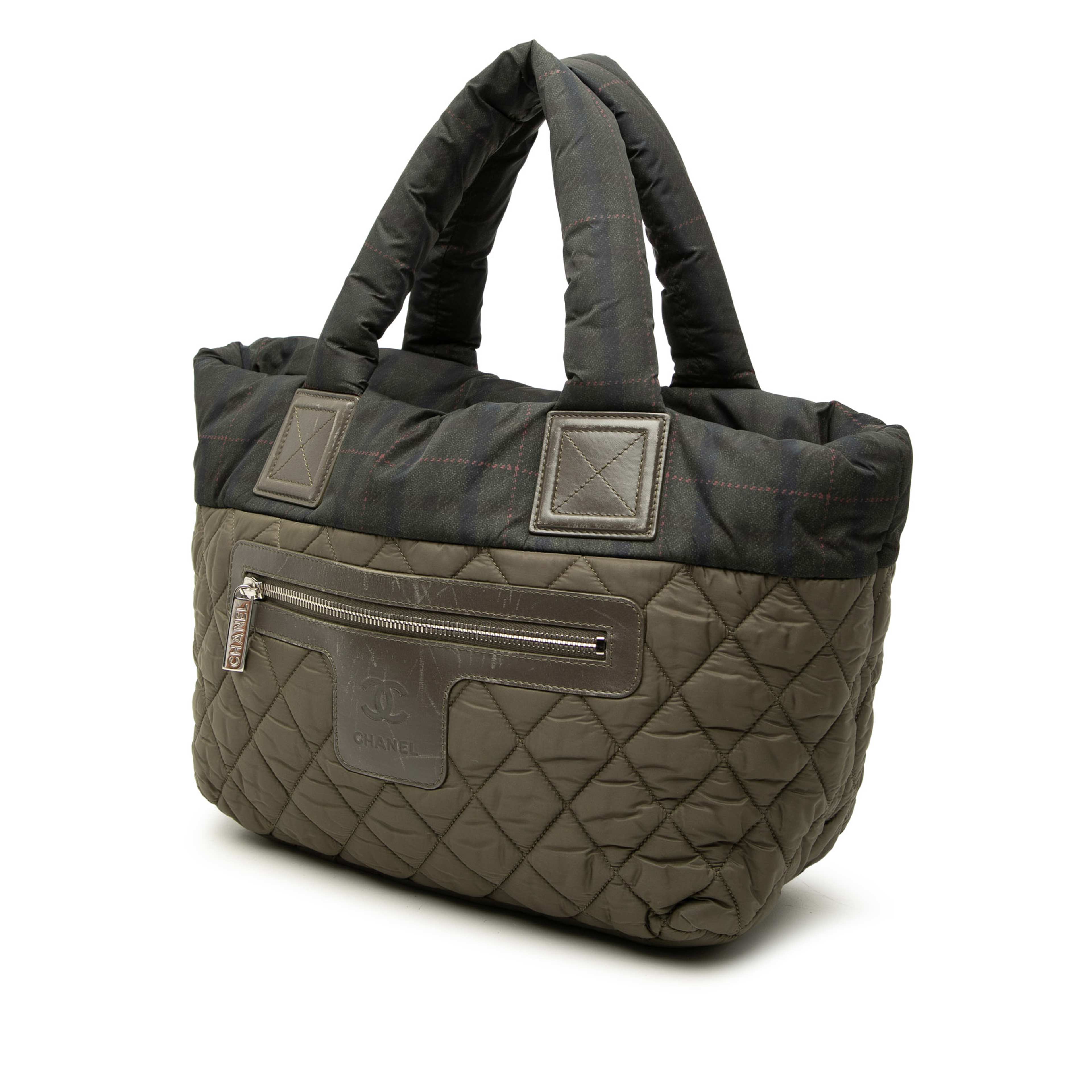 Chanel Small Quilted Nylon Coco Cocoon Tote, från Luxclusif, i färgen brun. Klicka för att öppna bilden i stort format