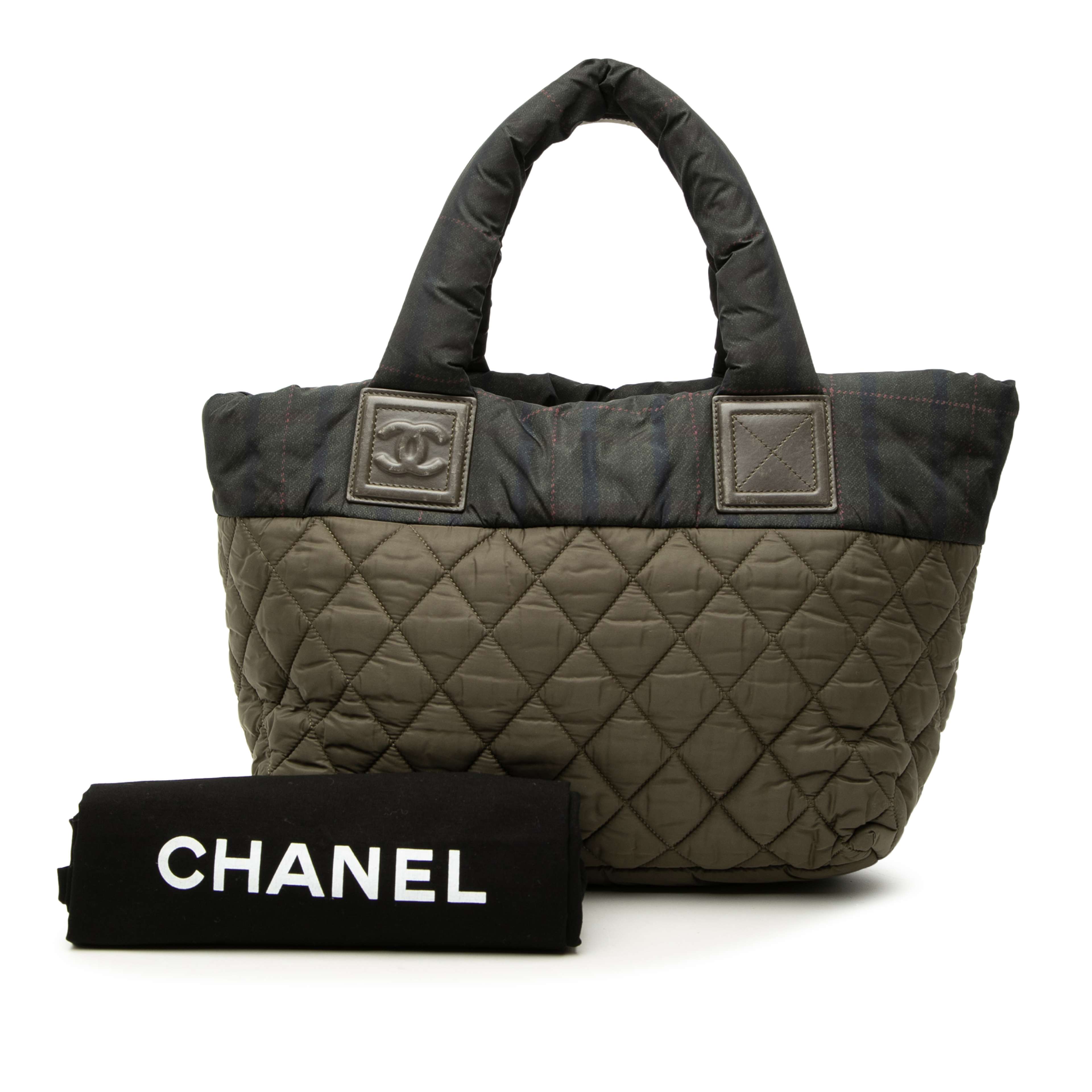 Chanel Small Quilted Nylon Coco Cocoon Tote, från Luxclusif, i färgen brun. Klicka för att öppna bilden i stort format