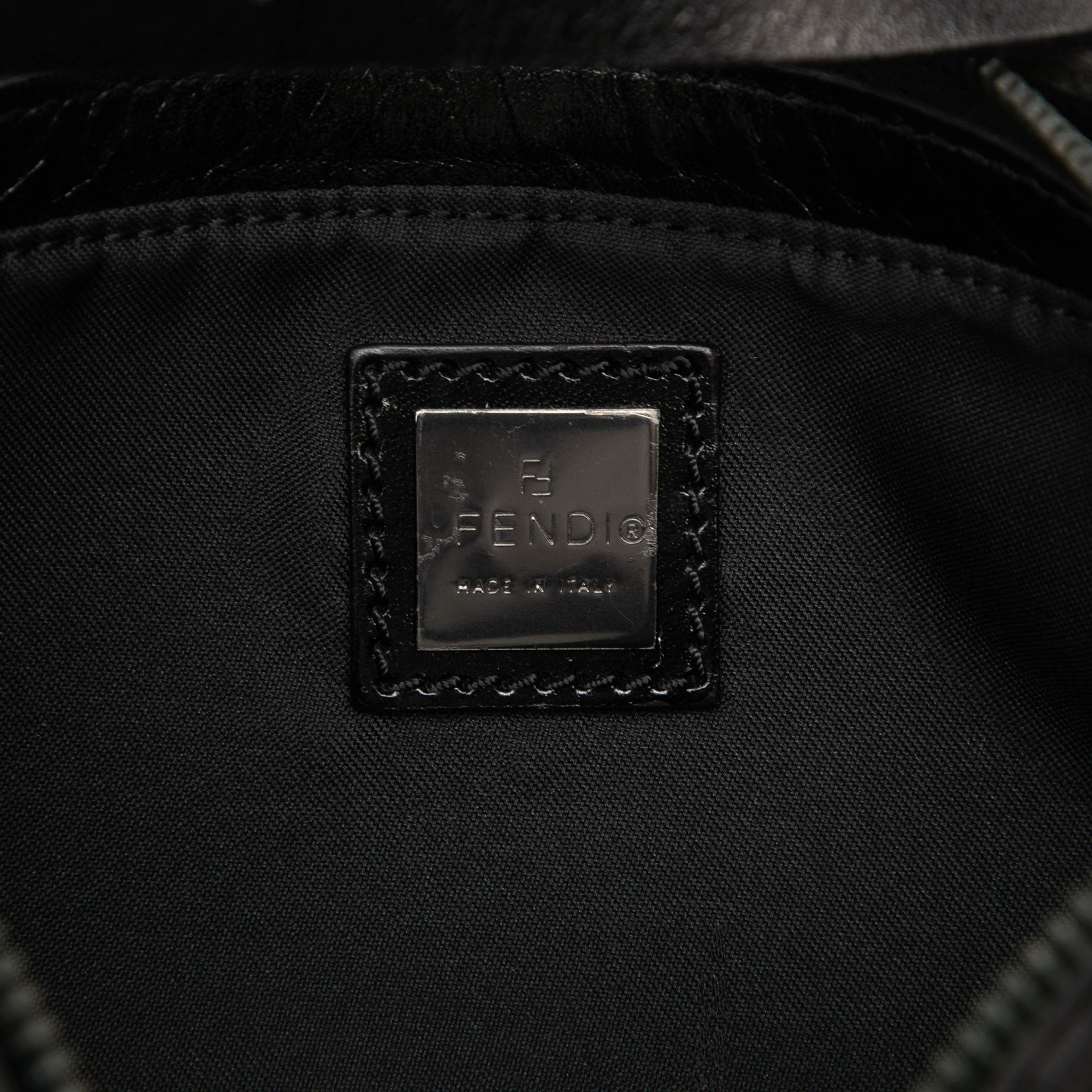 Fendi Zucchino Canvas Pochette, från Luxclusif, i färgen svart. Klicka för att öppna bilden i stort format