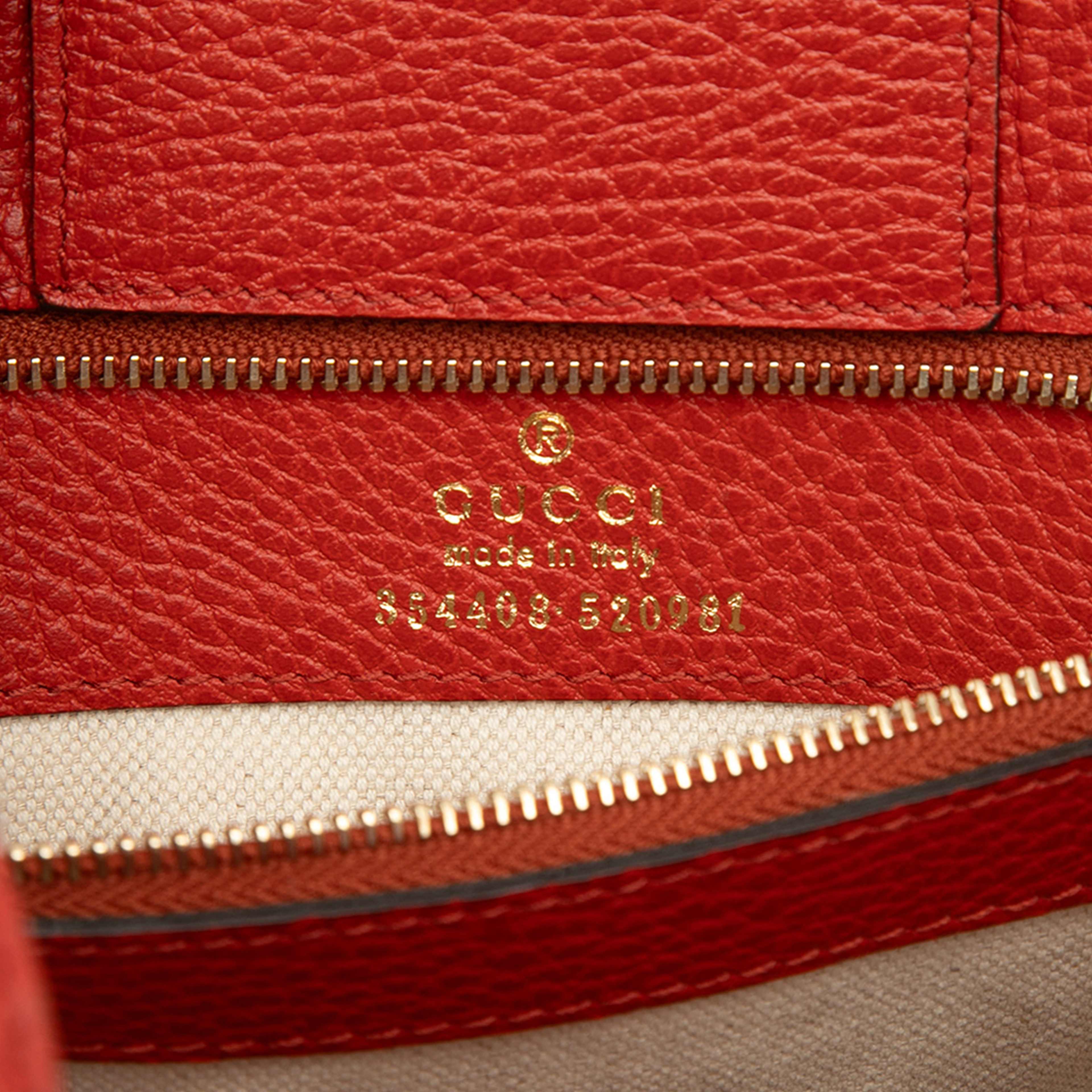 Gucci Small Calfskin Swing Tote, från Luxclusif, i färgen röd. Klicka för att öppna bilden i stort format