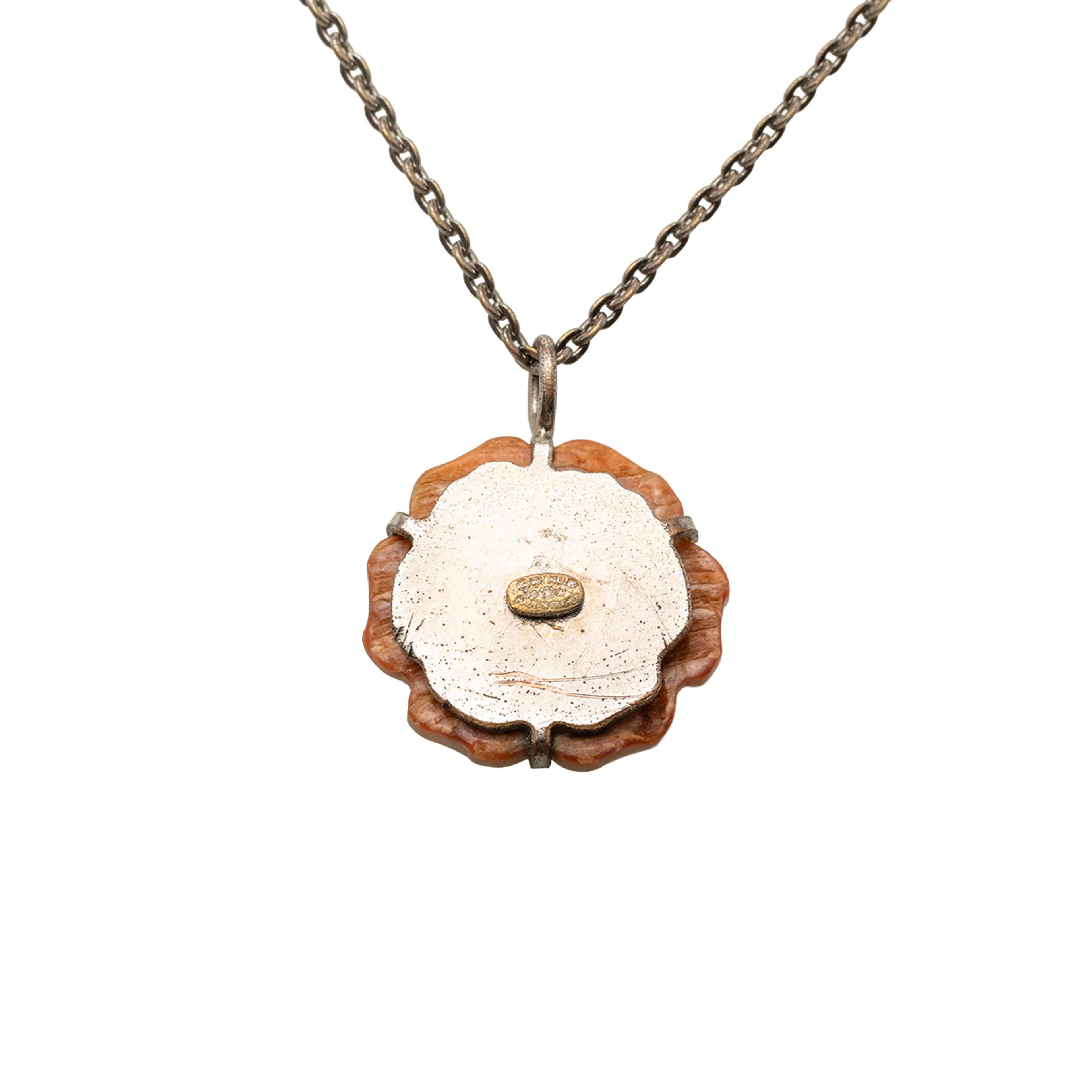 Chanel Brass And Mother Of Pearl Camellia Pendant Necklace, från Luxclusif, i färgen silver. Klicka för att öppna bilden i stort format