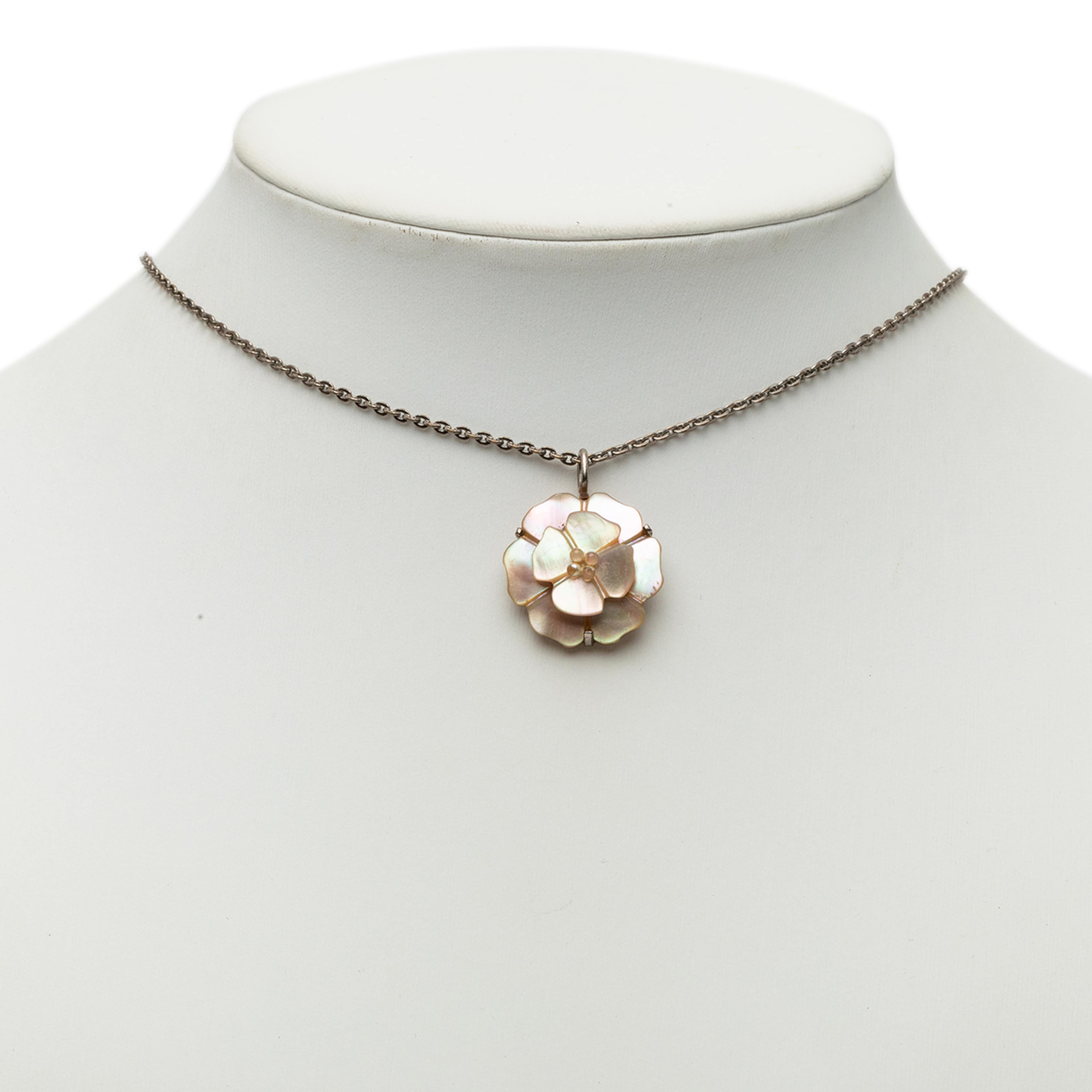 Chanel Brass And Mother Of Pearl Camellia Pendant Necklace, från Luxclusif, i färgen silver. Klicka för att öppna bilden i stort format
