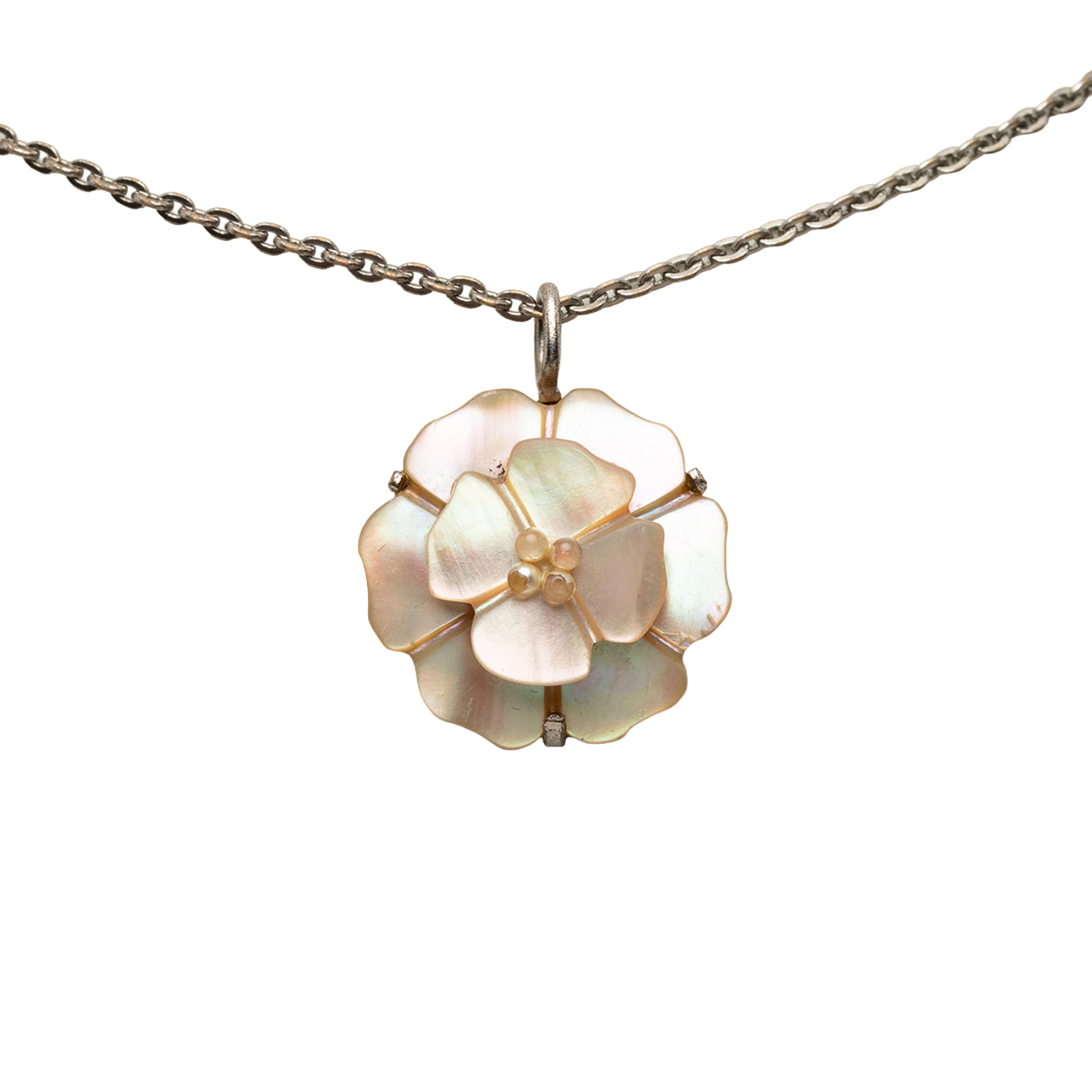 Chanel Brass And Mother Of Pearl Camellia Pendant Necklace, från Luxclusif, i färgen silver. Klicka för att öppna bilden i stort format