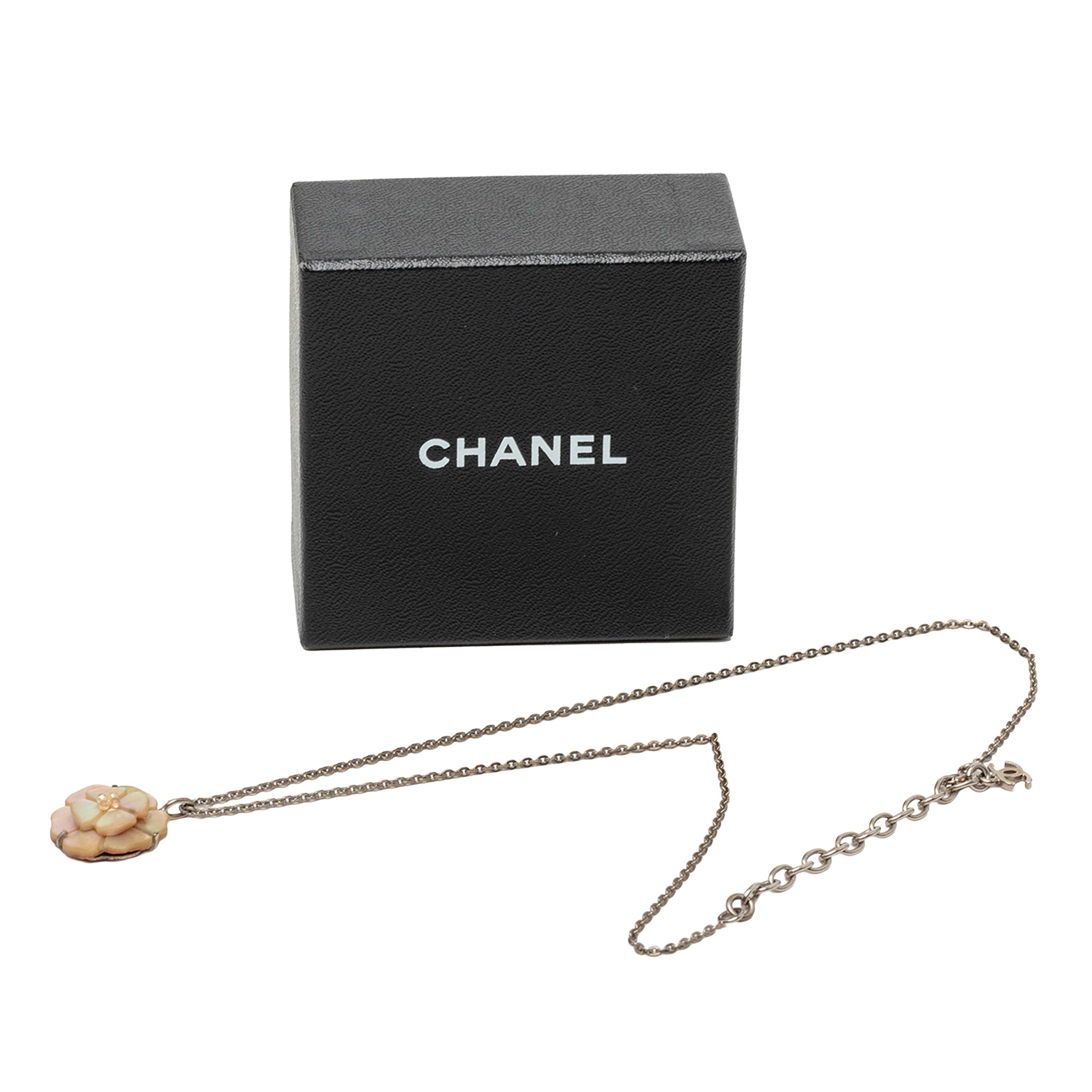 Chanel Brass And Mother Of Pearl Camellia Pendant Necklace, från Luxclusif, i färgen silver. Klicka för att öppna bilden i stort format